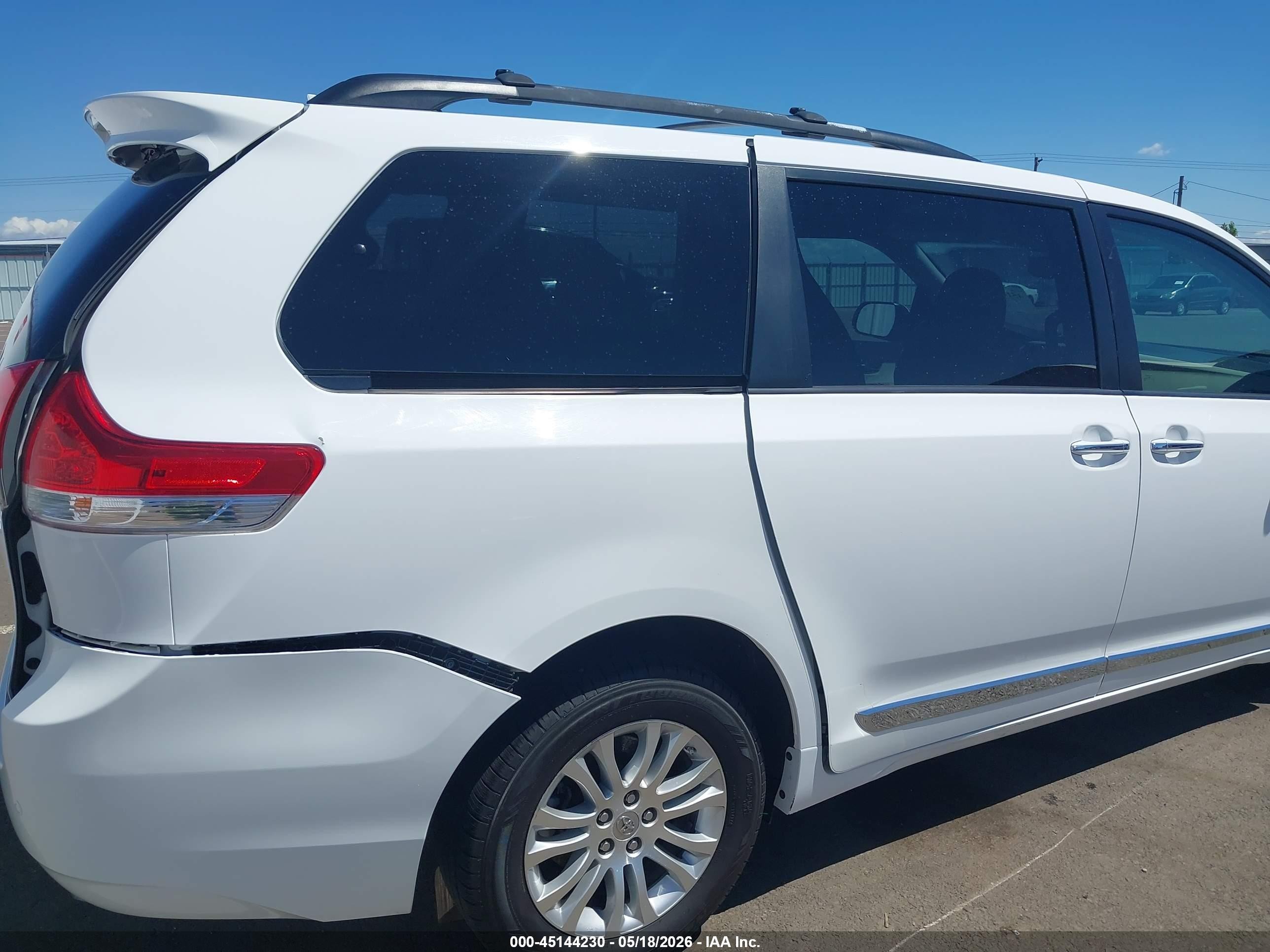 2012 Toyota Sienna Xle V6 8 Passenger White vin: 5TDYK3DC2CS228859