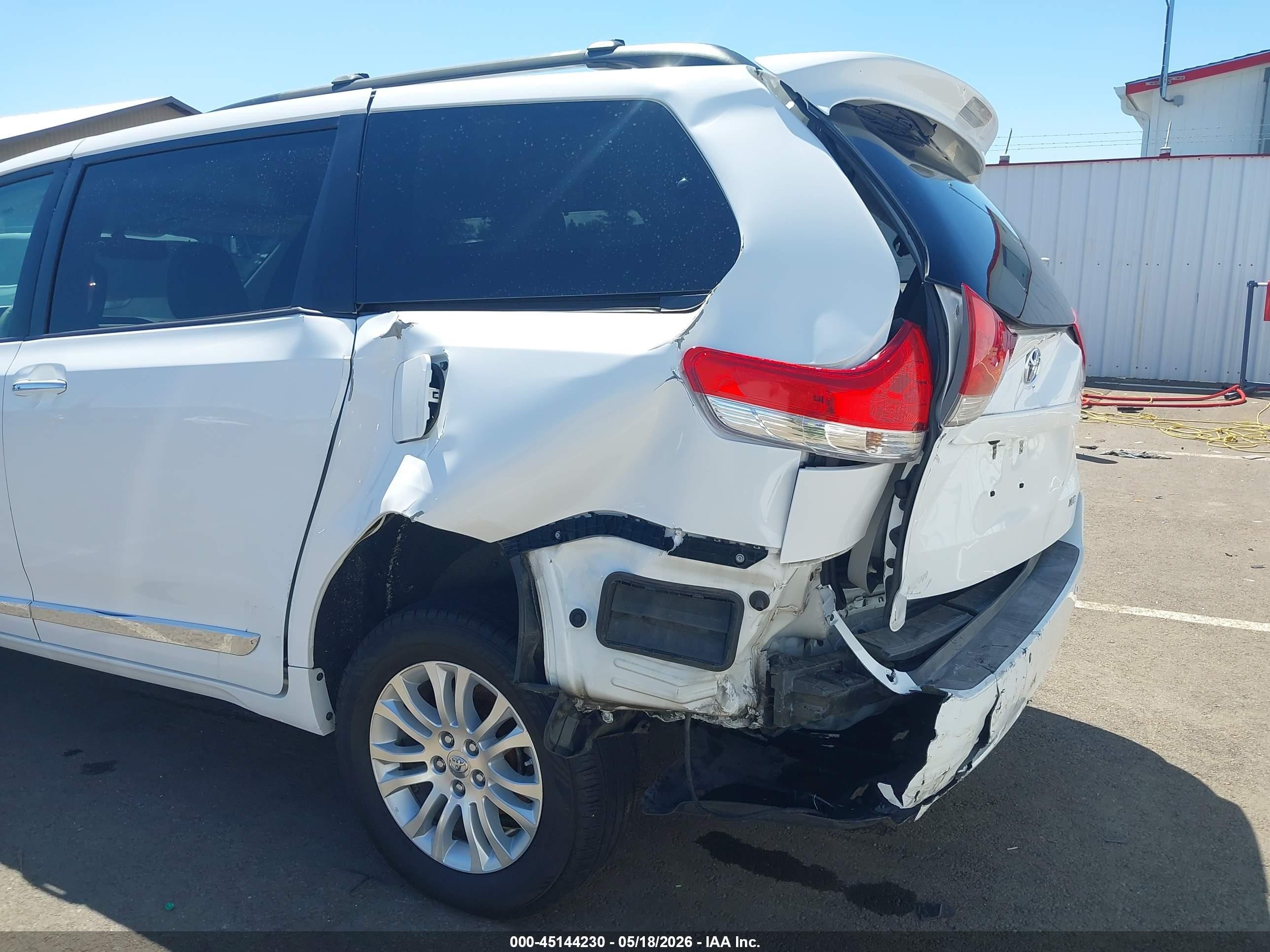 2012 Toyota Sienna Xle V6 8 Passenger White vin: 5TDYK3DC2CS228859
