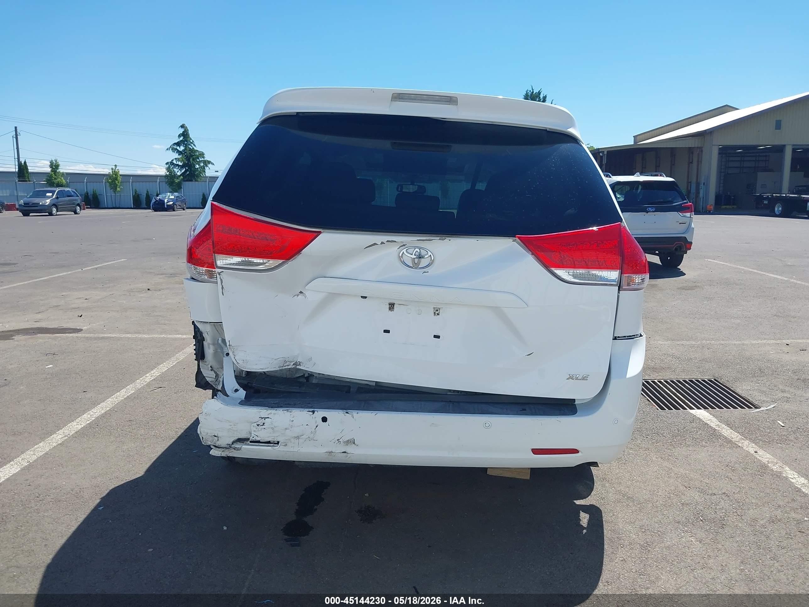 2012 Toyota Sienna Xle V6 8 Passenger White vin: 5TDYK3DC2CS228859