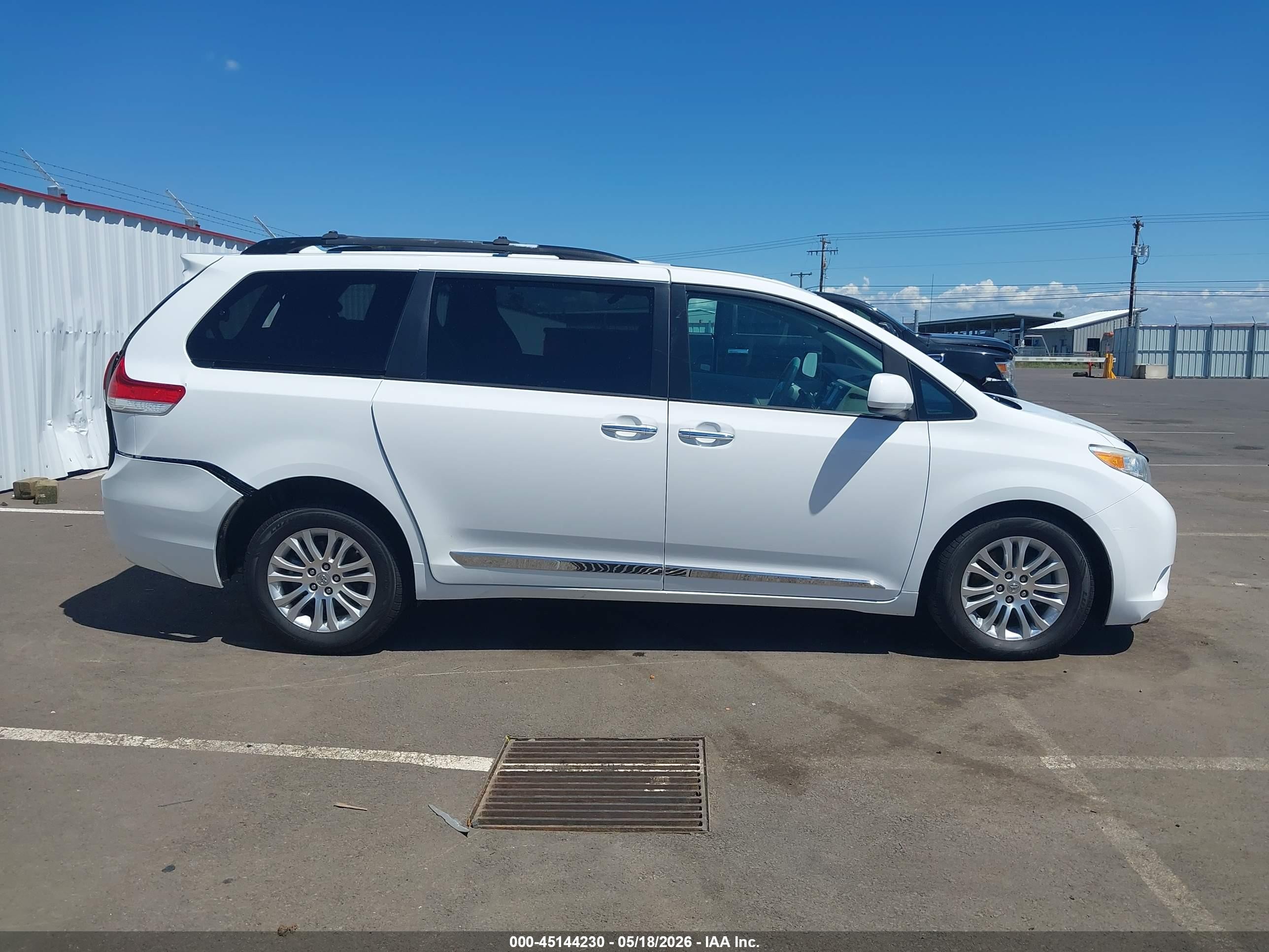 2012 Toyota Sienna Xle V6 8 Passenger White vin: 5TDYK3DC2CS228859