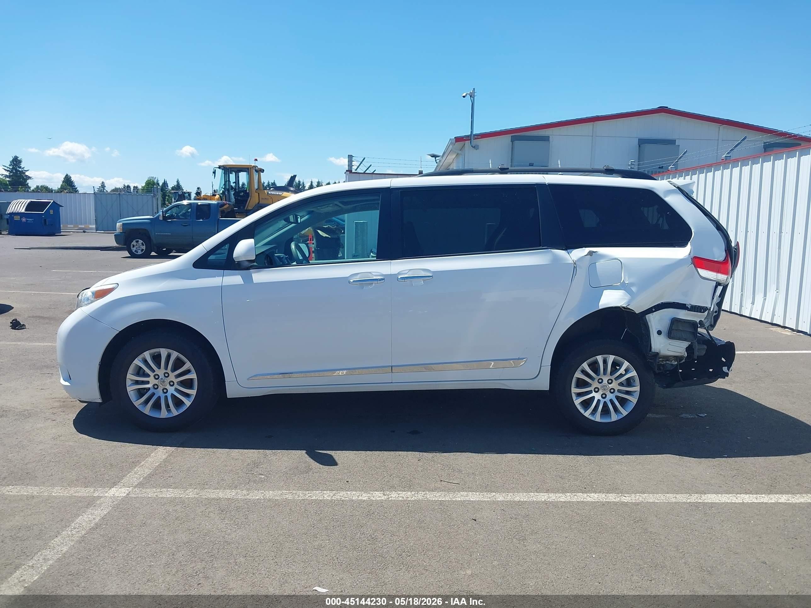 2012 Toyota Sienna Xle V6 8 Passenger White vin: 5TDYK3DC2CS228859