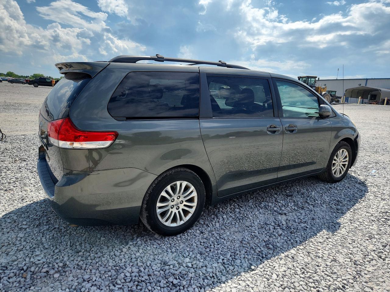 2012 Toyota Sienna Xle 8-passenger Green vin: 5TDYK3DC2CS239702