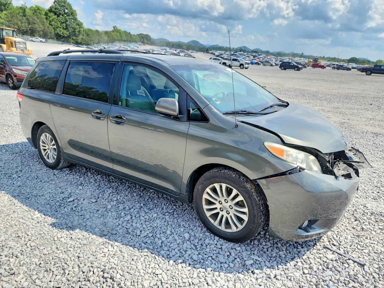 2012 Toyota Sienna Xle 8-passenger Green vin: 5TDYK3DC2CS239702