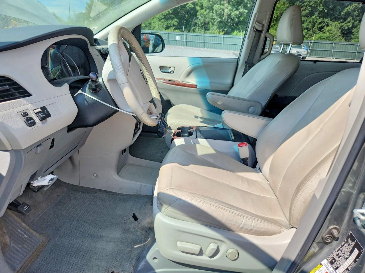2012 Toyota Sienna Xle 8-passenger Green vin: 5TDYK3DC2CS239702