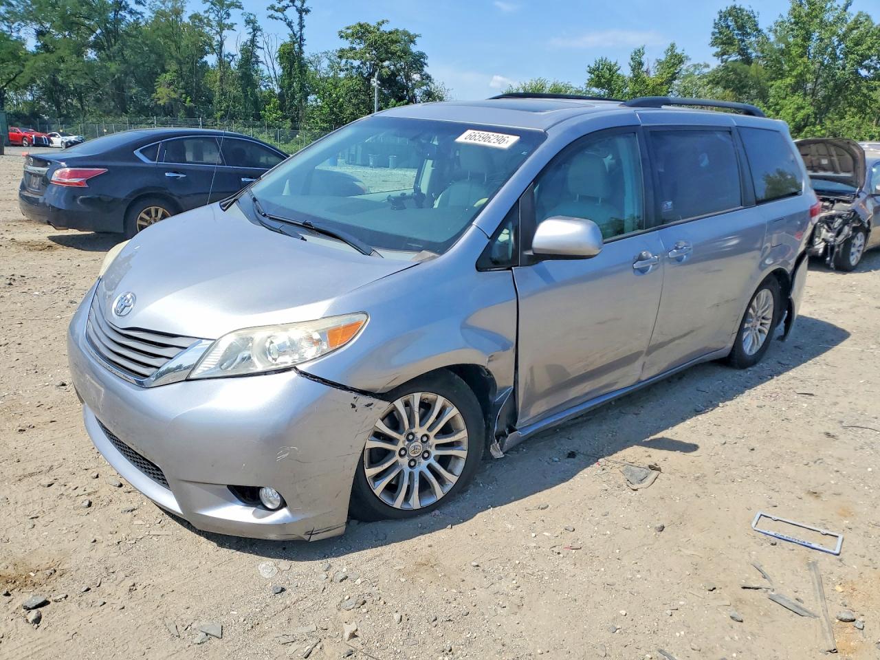 2012 Toyota Sienna Xle 8-passenger Silver vin: 5TDYK3DC2CS242776