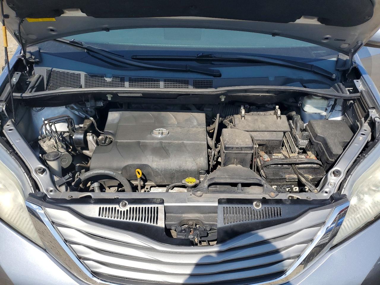 2012 Toyota Sienna Xle 8-passenger Silver vin: 5TDYK3DC2CS242776