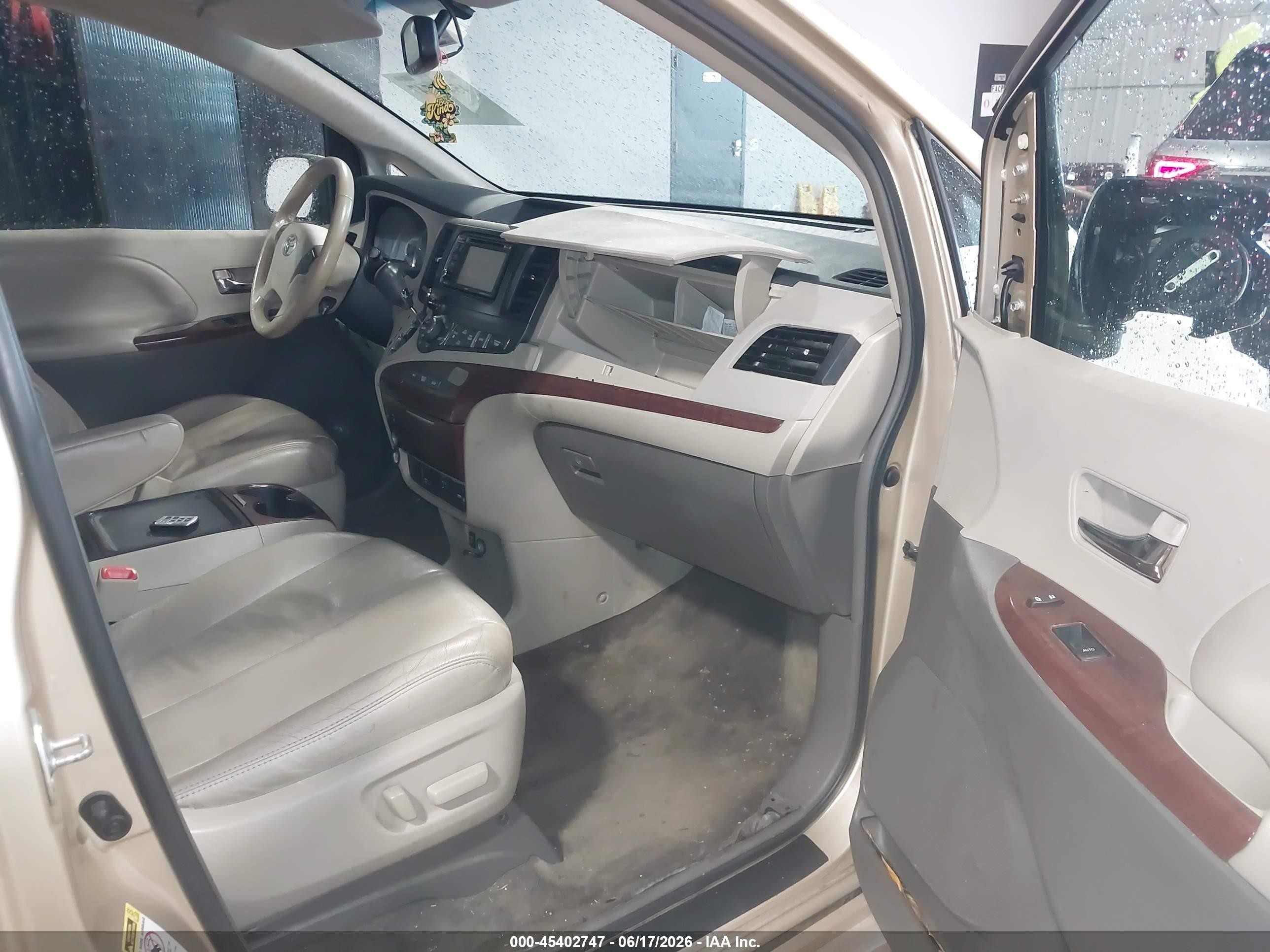 2012 Toyota Sienna Xle V6 8 Passenger Brown vin: 5TDYK3DC2CS245385