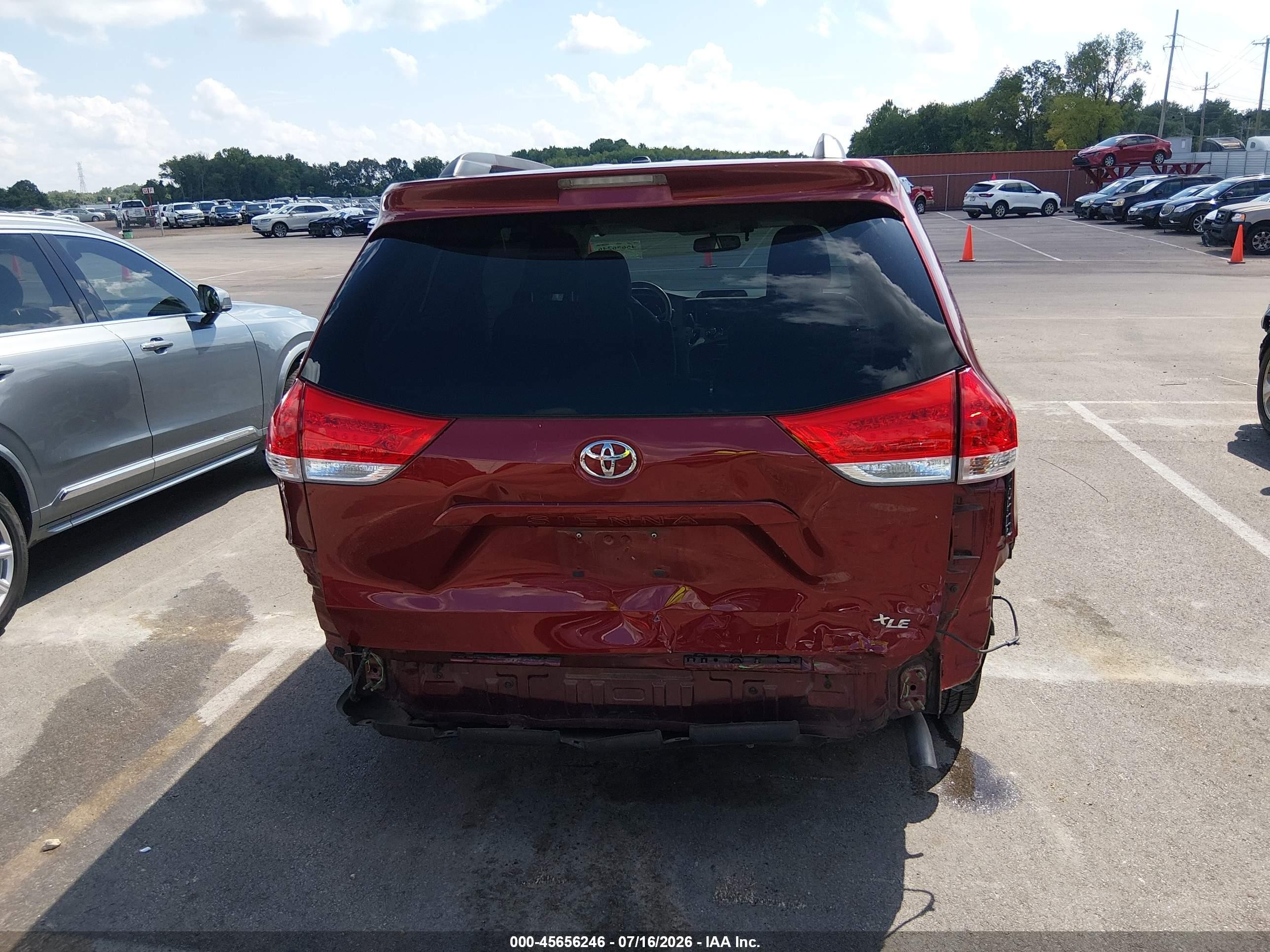 2012 Toyota Sienna Xle V6 8 Passenger Burgundy vin: 5TDYK3DC2CS253034