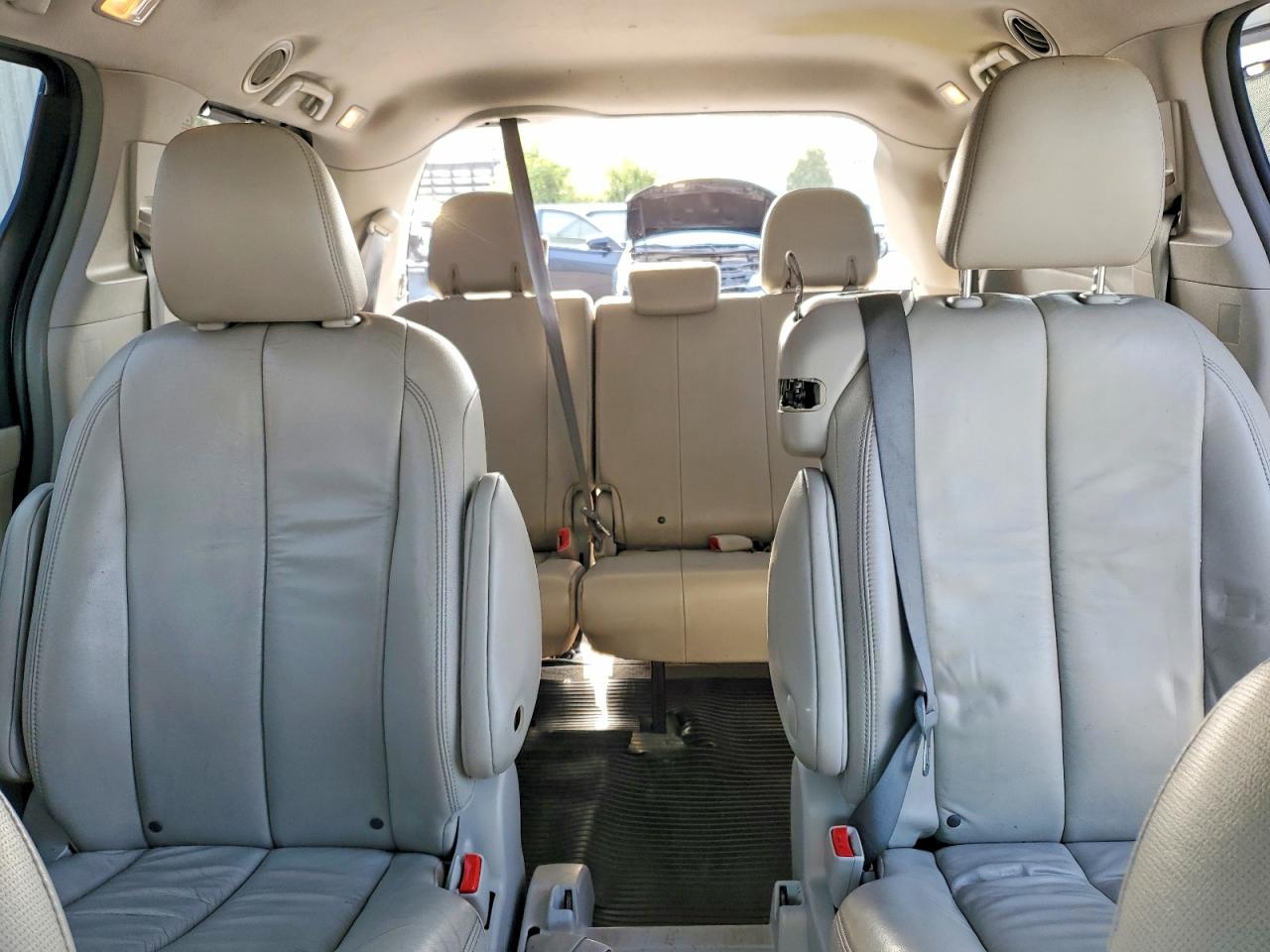 2012 Toyota Sienna Xle 8-passenger Silver vin: 5TDYK3DC2CS267757