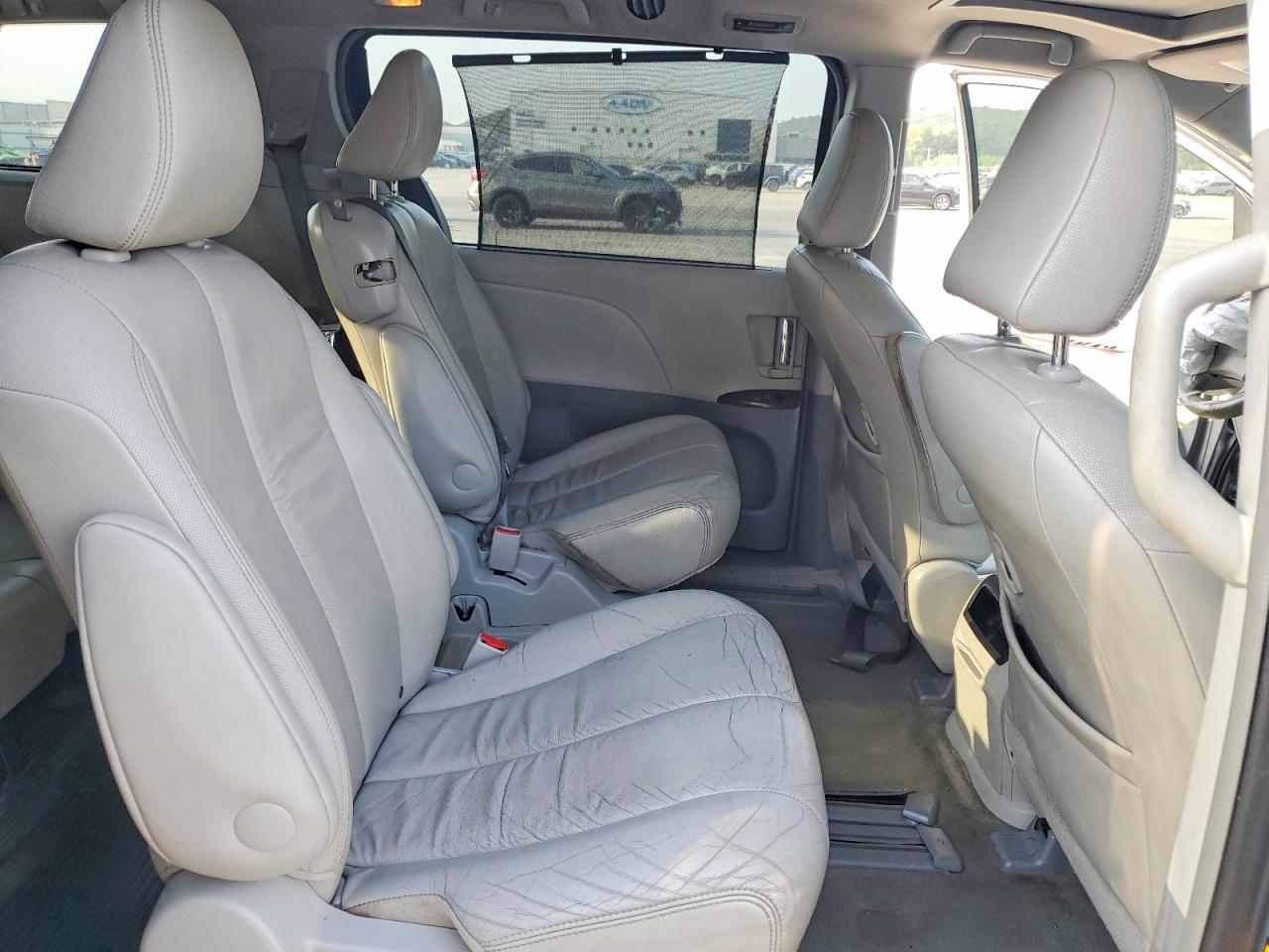 2012 Toyota Sienna Xle 8-passenger Silver vin: 5TDYK3DC2CS267757