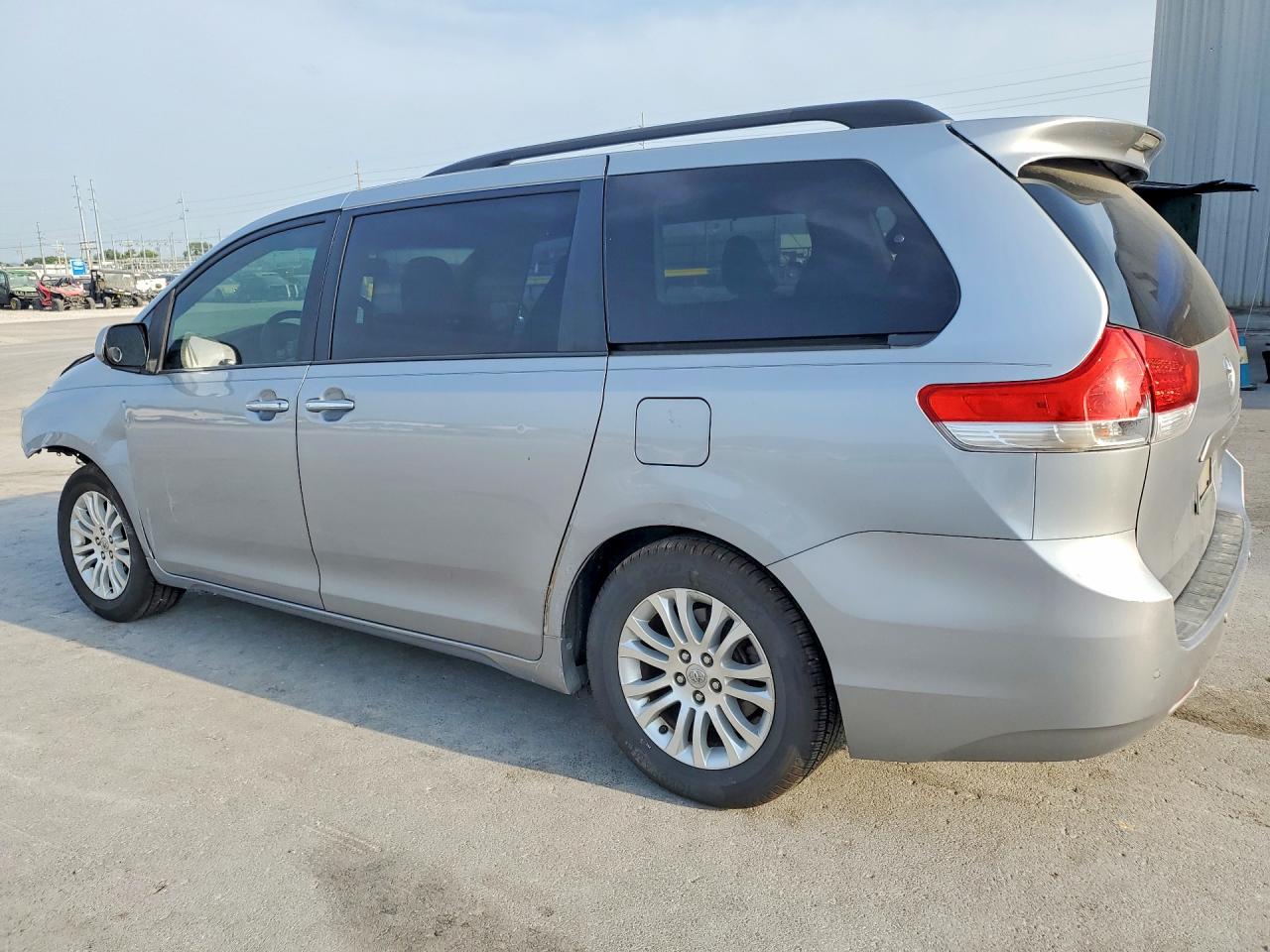 2012 Toyota Sienna Xle 8-passenger Silver vin: 5TDYK3DC2CS267757