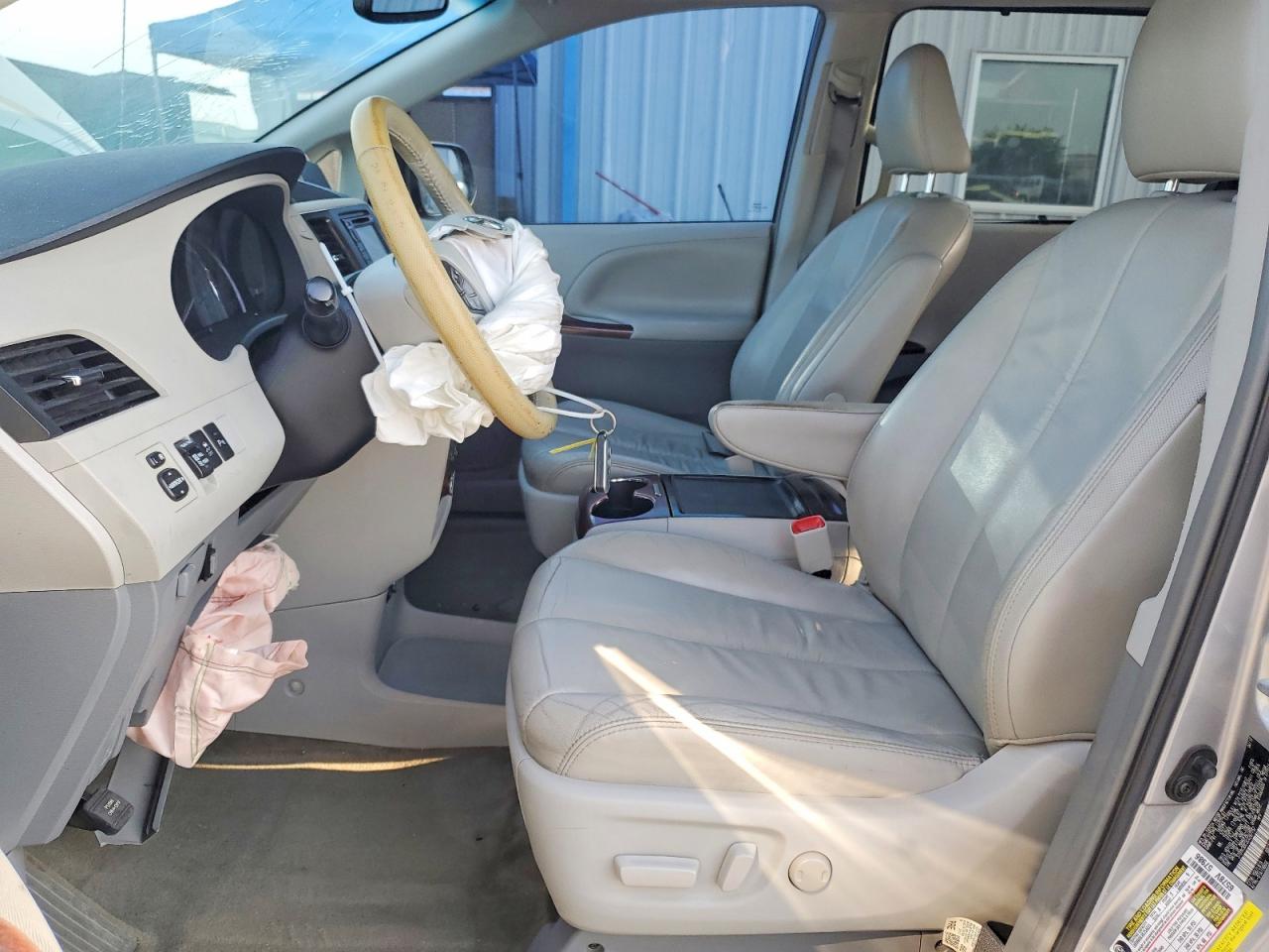 2012 Toyota Sienna Xle 8-passenger Silver vin: 5TDYK3DC2CS267757