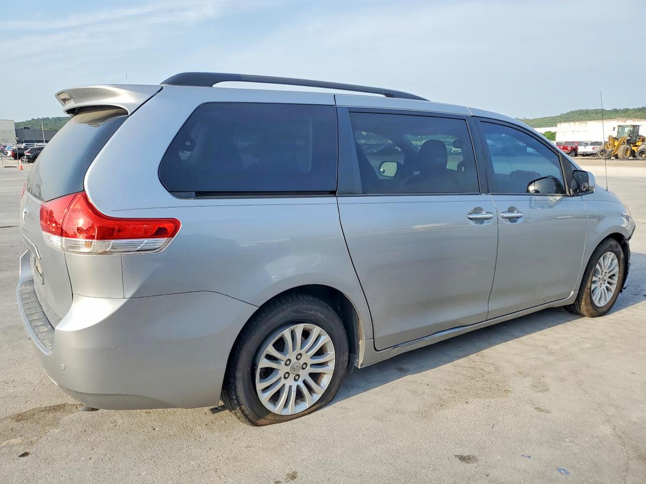 2012 Toyota Sienna Xle 8-passenger Silver vin: 5TDYK3DC2CS267757