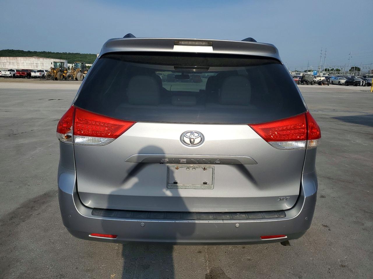 2012 Toyota Sienna Xle 8-passenger Silver vin: 5TDYK3DC2CS267757