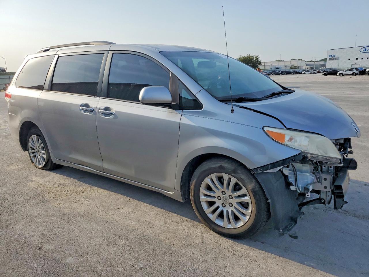 2012 Toyota Sienna Xle 8-passenger Silver vin: 5TDYK3DC2CS267757