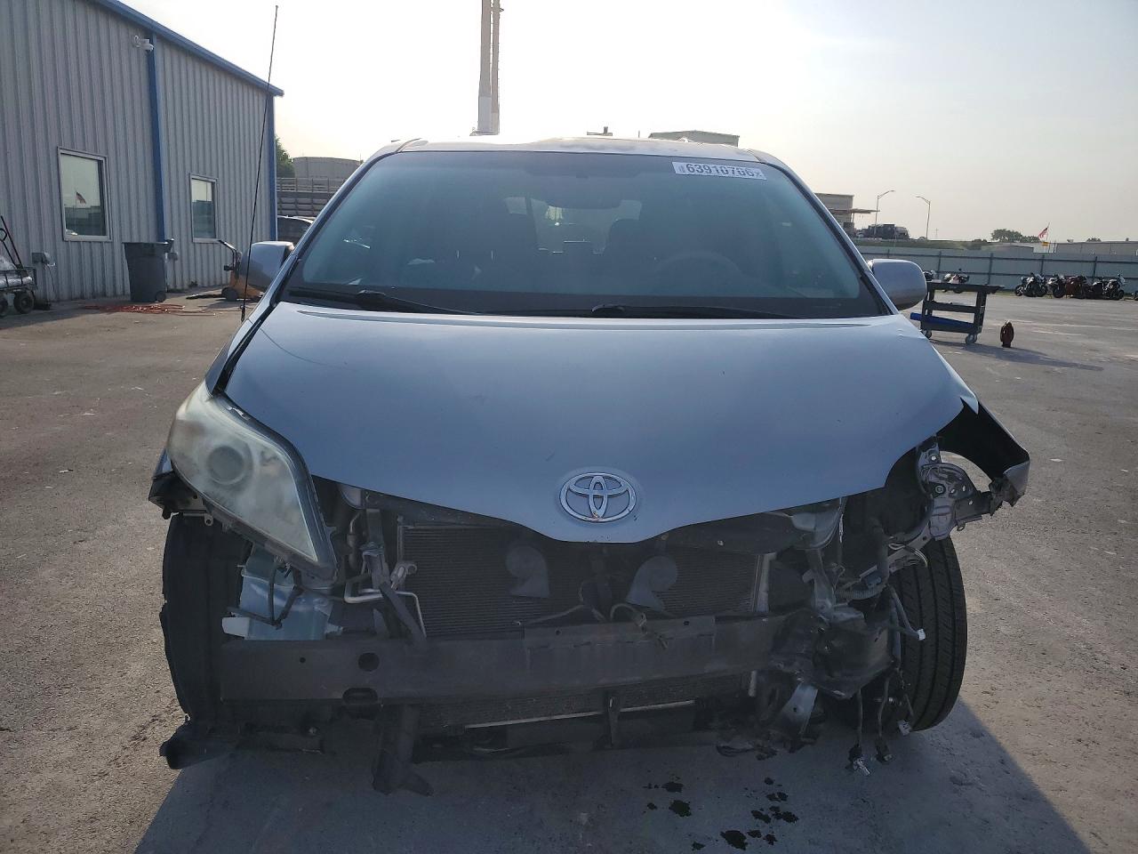 2012 Toyota Sienna Xle 8-passenger Silver vin: 5TDYK3DC2CS267757