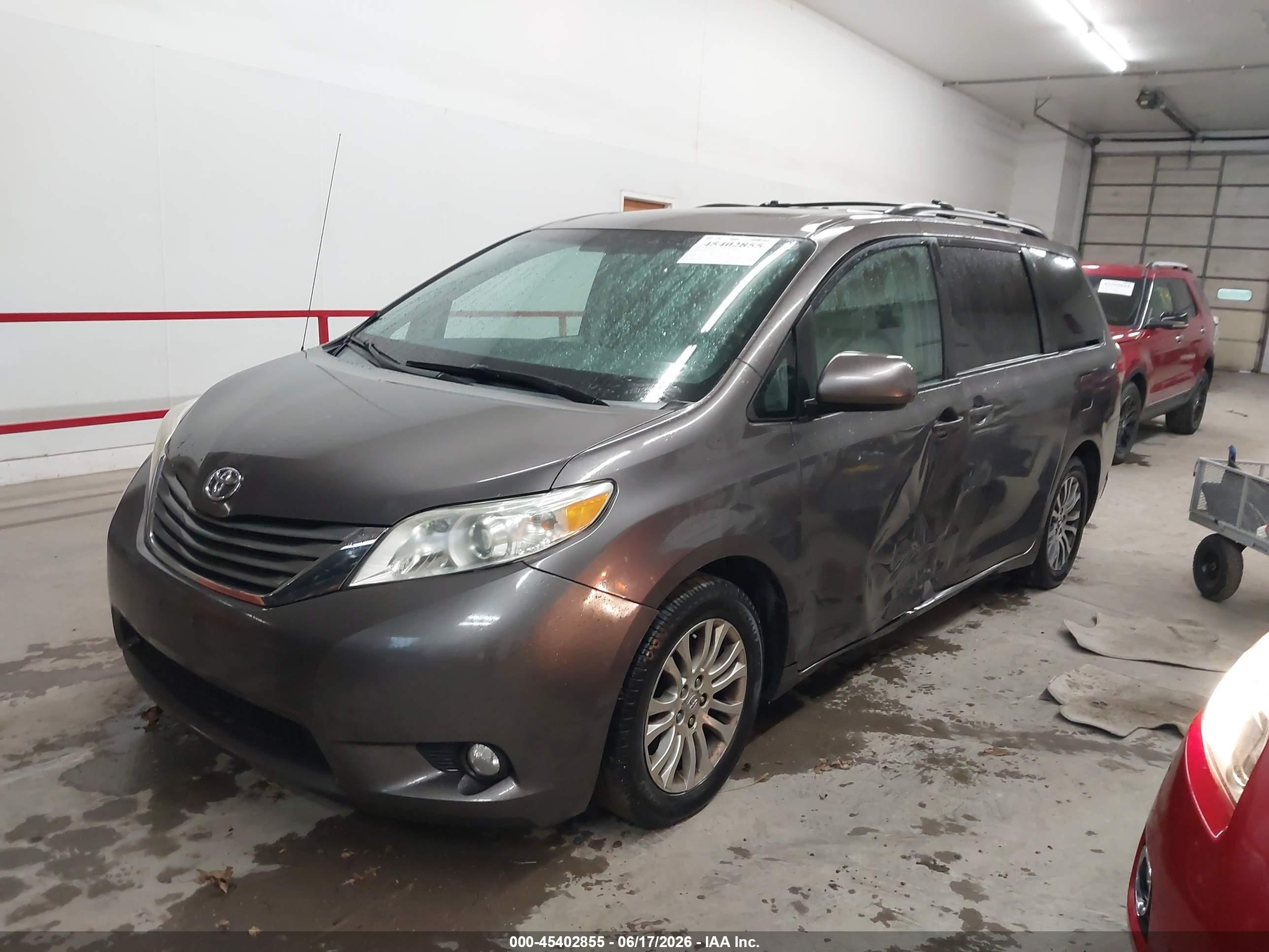 2012 Toyota Sienna Xle V6 8 Passenger Серый vin: 5TDYK3DC2CS275650
