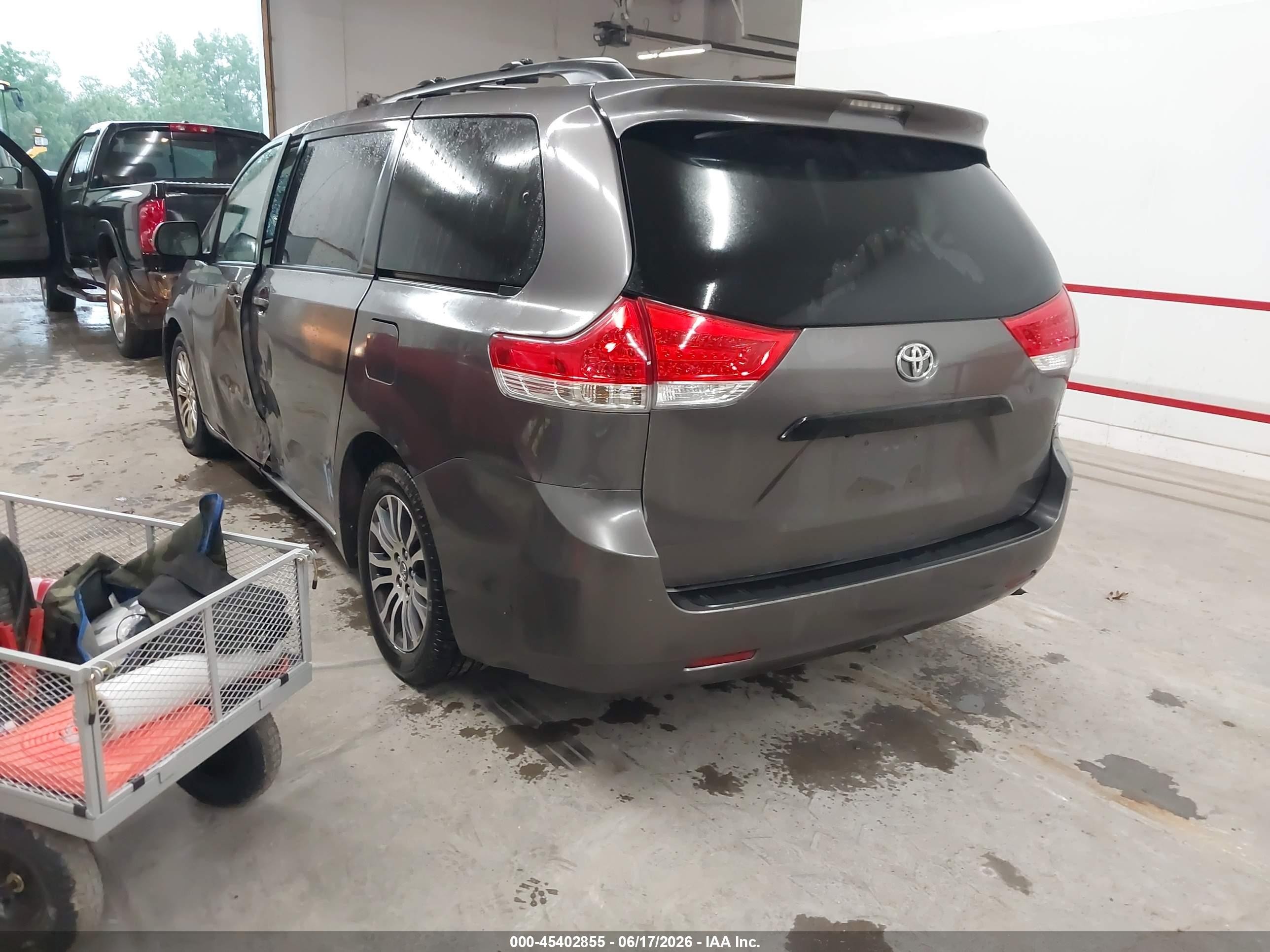 2012 Toyota Sienna Xle V6 8 Passenger Серый vin: 5TDYK3DC2CS275650