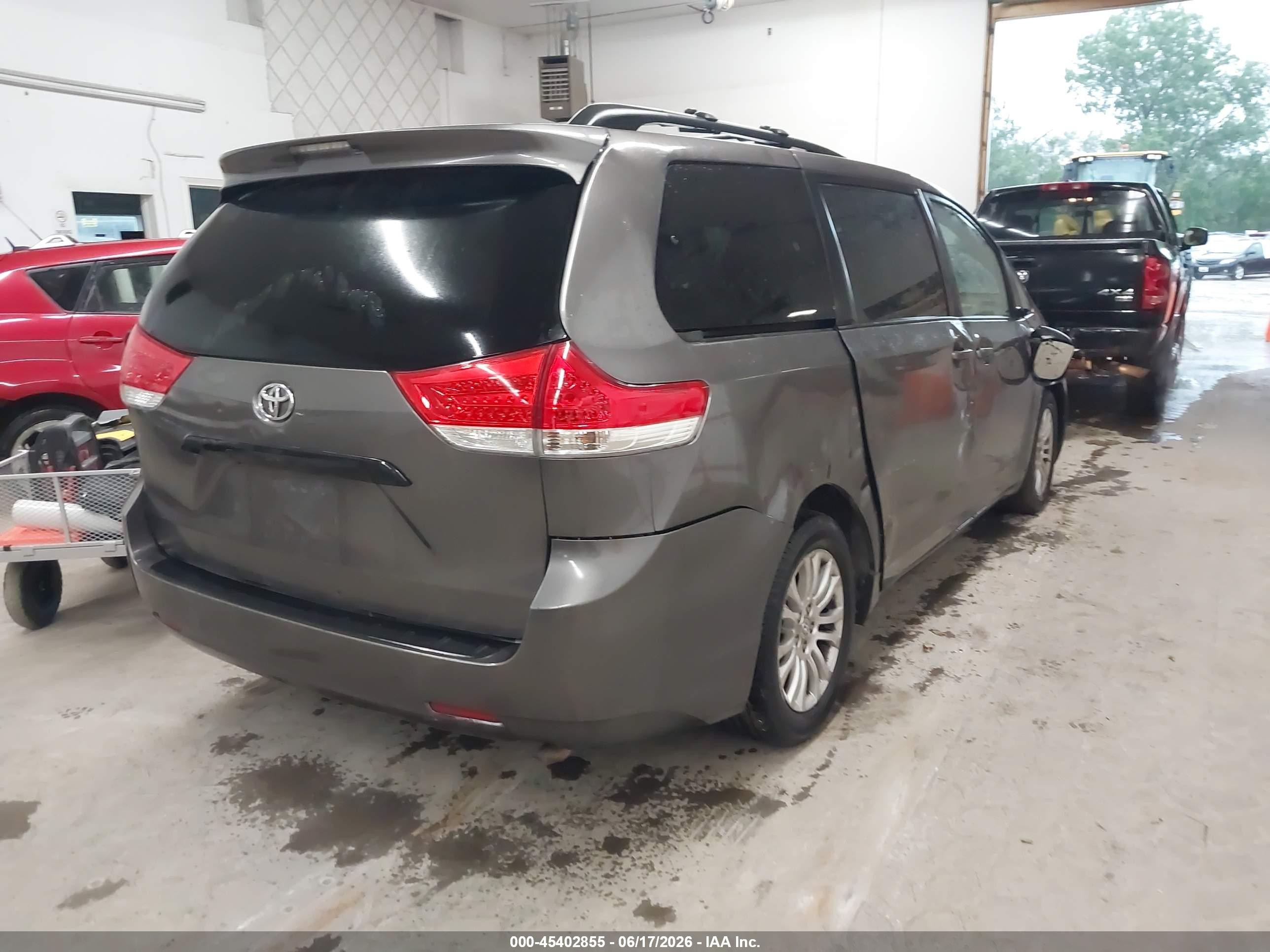 2012 Toyota Sienna Xle V6 8 Passenger Серый vin: 5TDYK3DC2CS275650