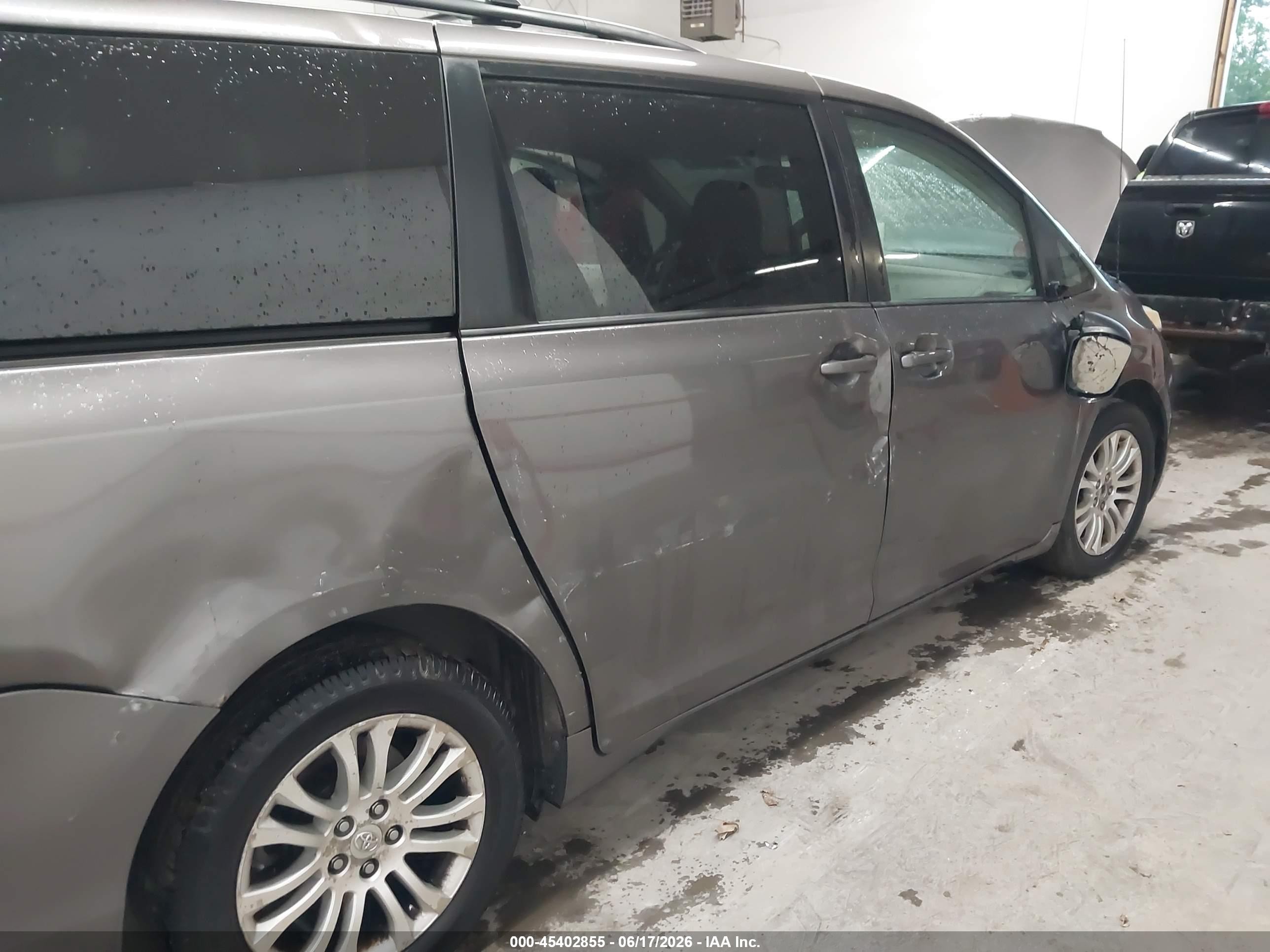2012 Toyota Sienna Xle V6 8 Passenger Серый vin: 5TDYK3DC2CS275650