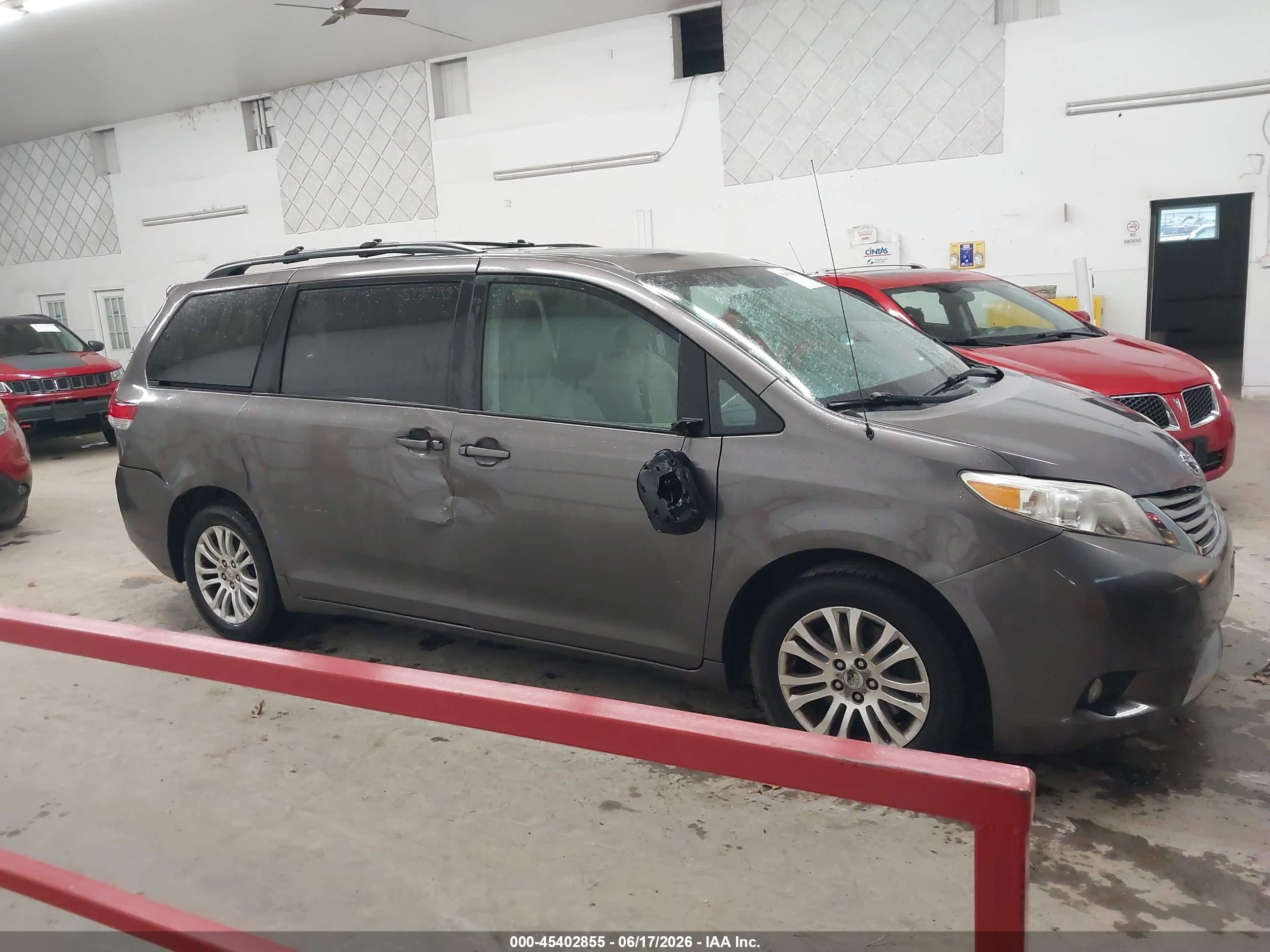 2012 Toyota Sienna Xle V6 8 Passenger Серый vin: 5TDYK3DC2CS275650