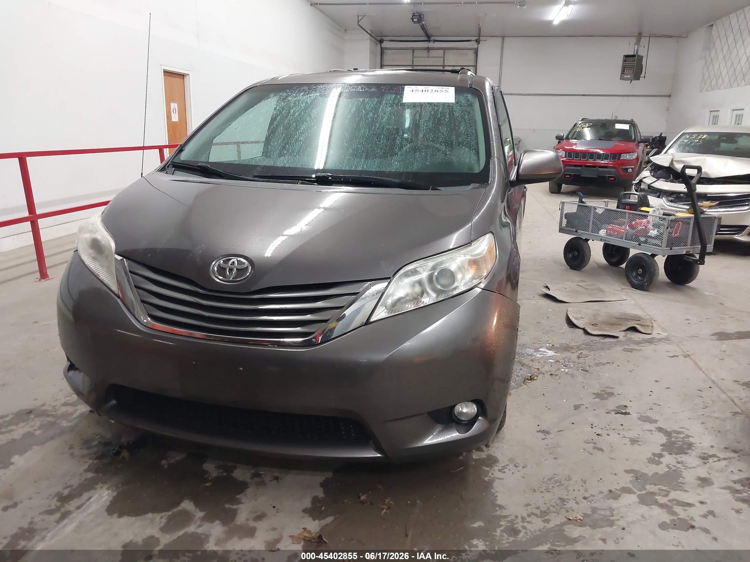 2012 Toyota Sienna Xle V6 8 Passenger Серый vin: 5TDYK3DC2CS275650