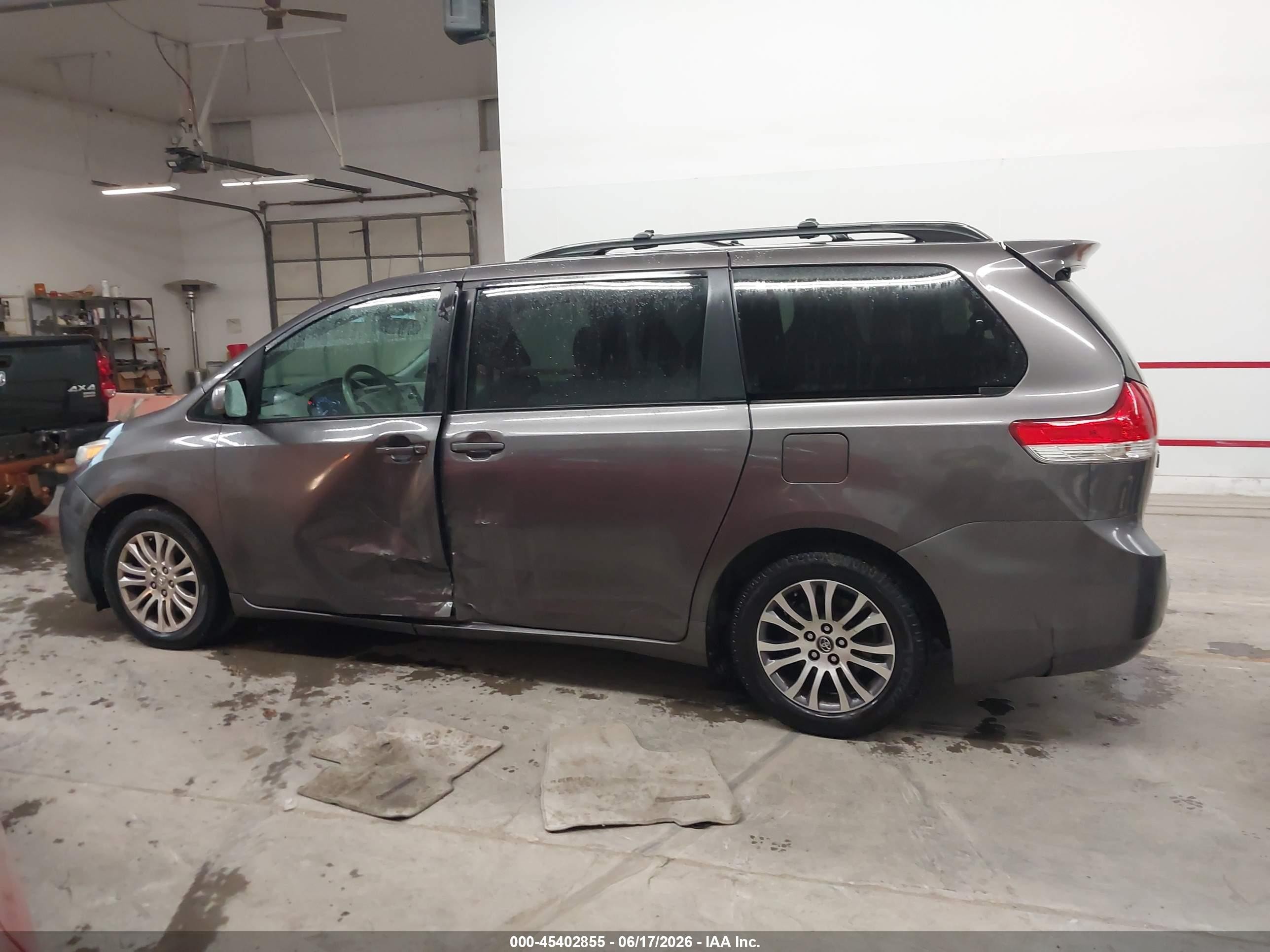 2012 Toyota Sienna Xle V6 8 Passenger Серый vin: 5TDYK3DC2CS275650