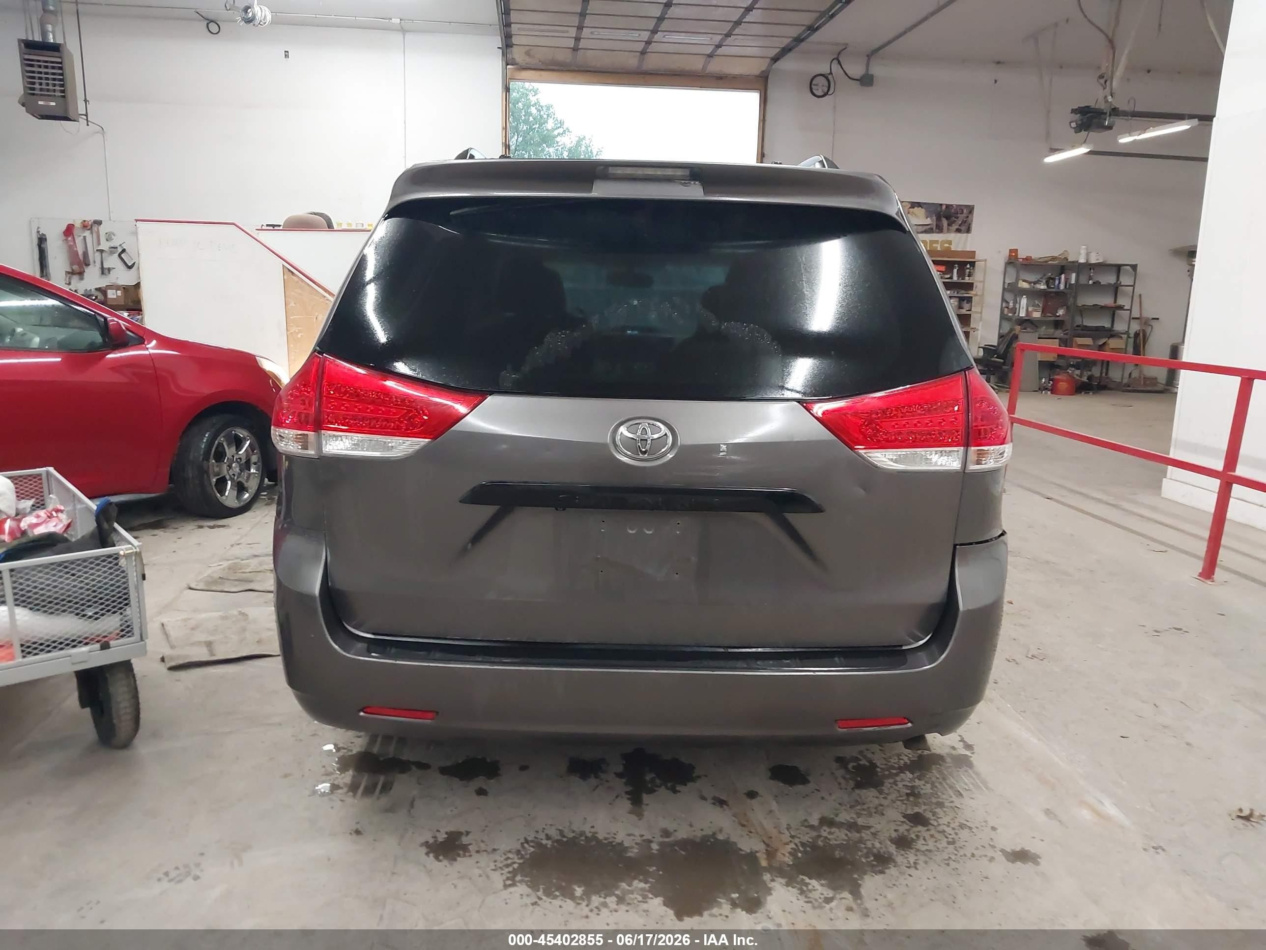2012 Toyota Sienna Xle V6 8 Passenger Серый vin: 5TDYK3DC2CS275650