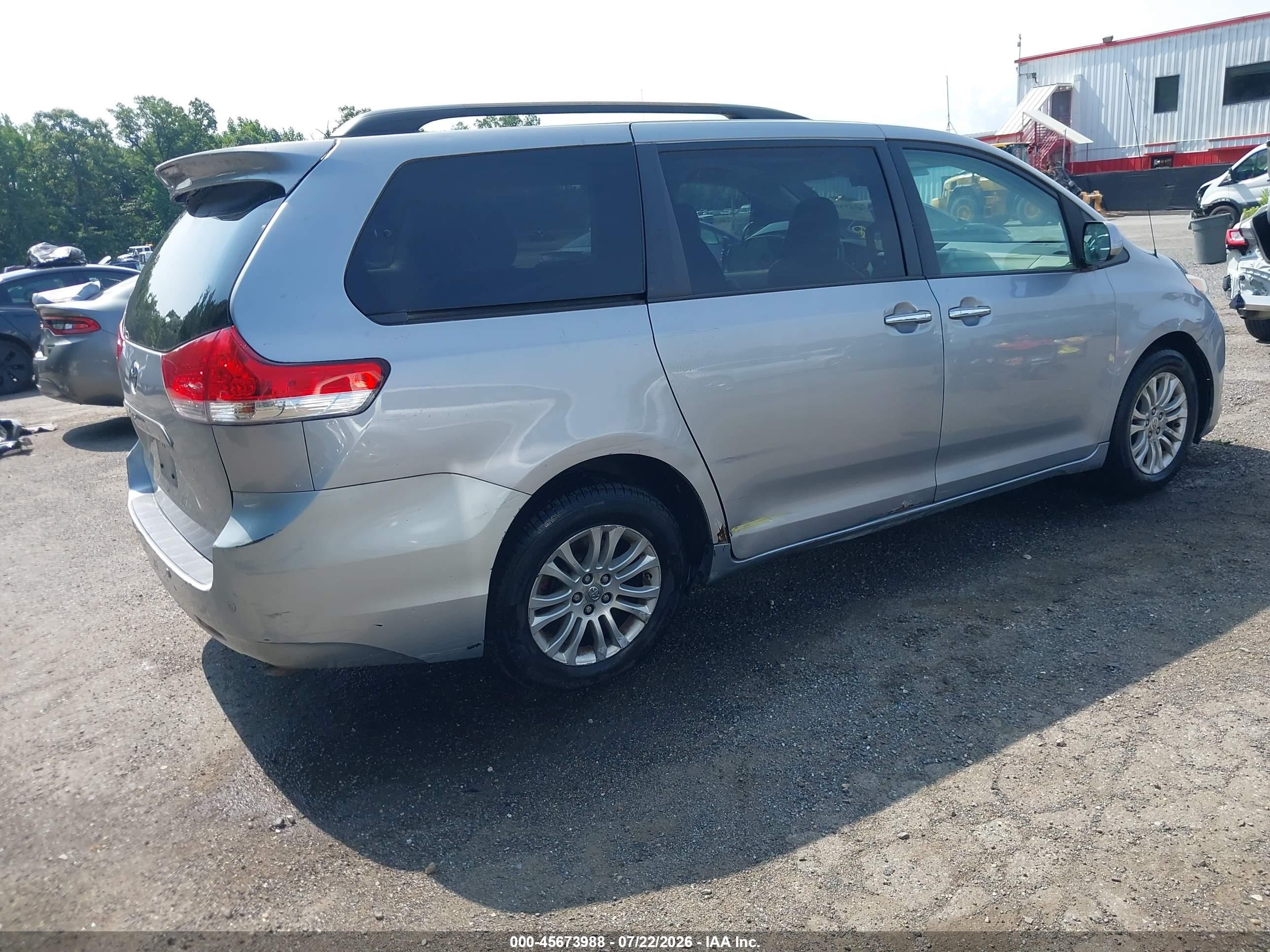 2012 Toyota Sienna Xle V6 8 Passenger Silver vin: 5TDYK3DC2CS279763