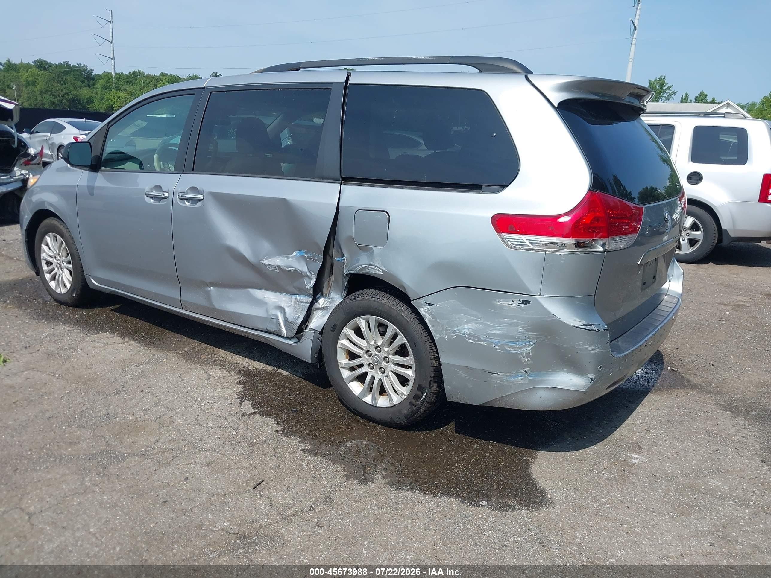 2012 Toyota Sienna Xle V6 8 Passenger Silver vin: 5TDYK3DC2CS279763