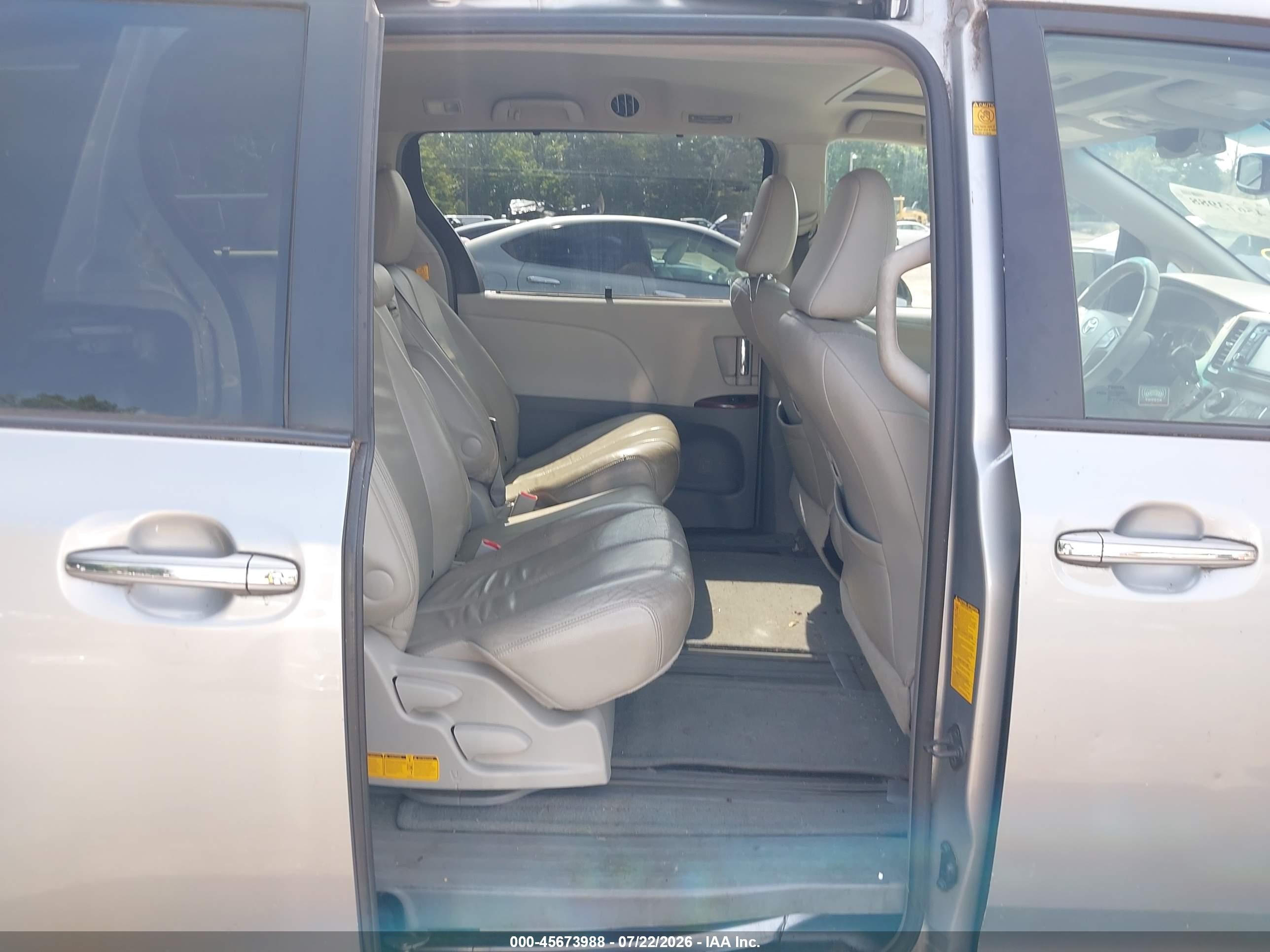 2012 Toyota Sienna Xle V6 8 Passenger Silver vin: 5TDYK3DC2CS279763
