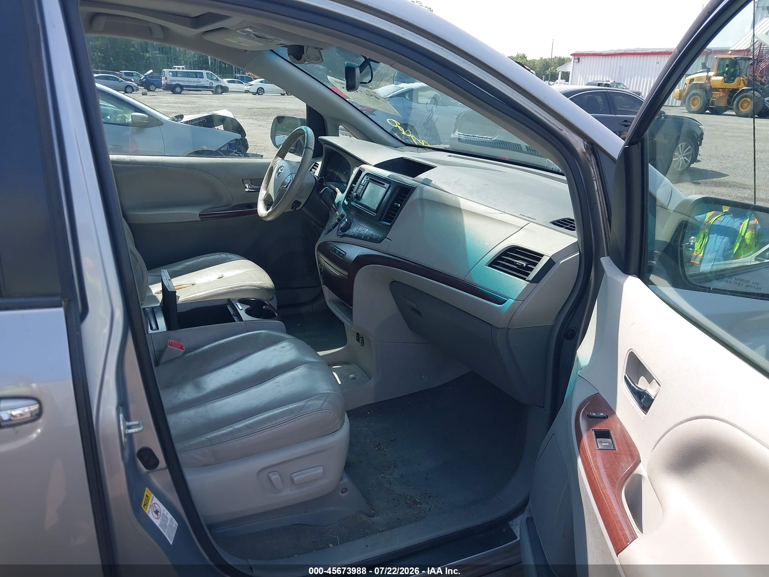 2012 Toyota Sienna Xle V6 8 Passenger Silver vin: 5TDYK3DC2CS279763
