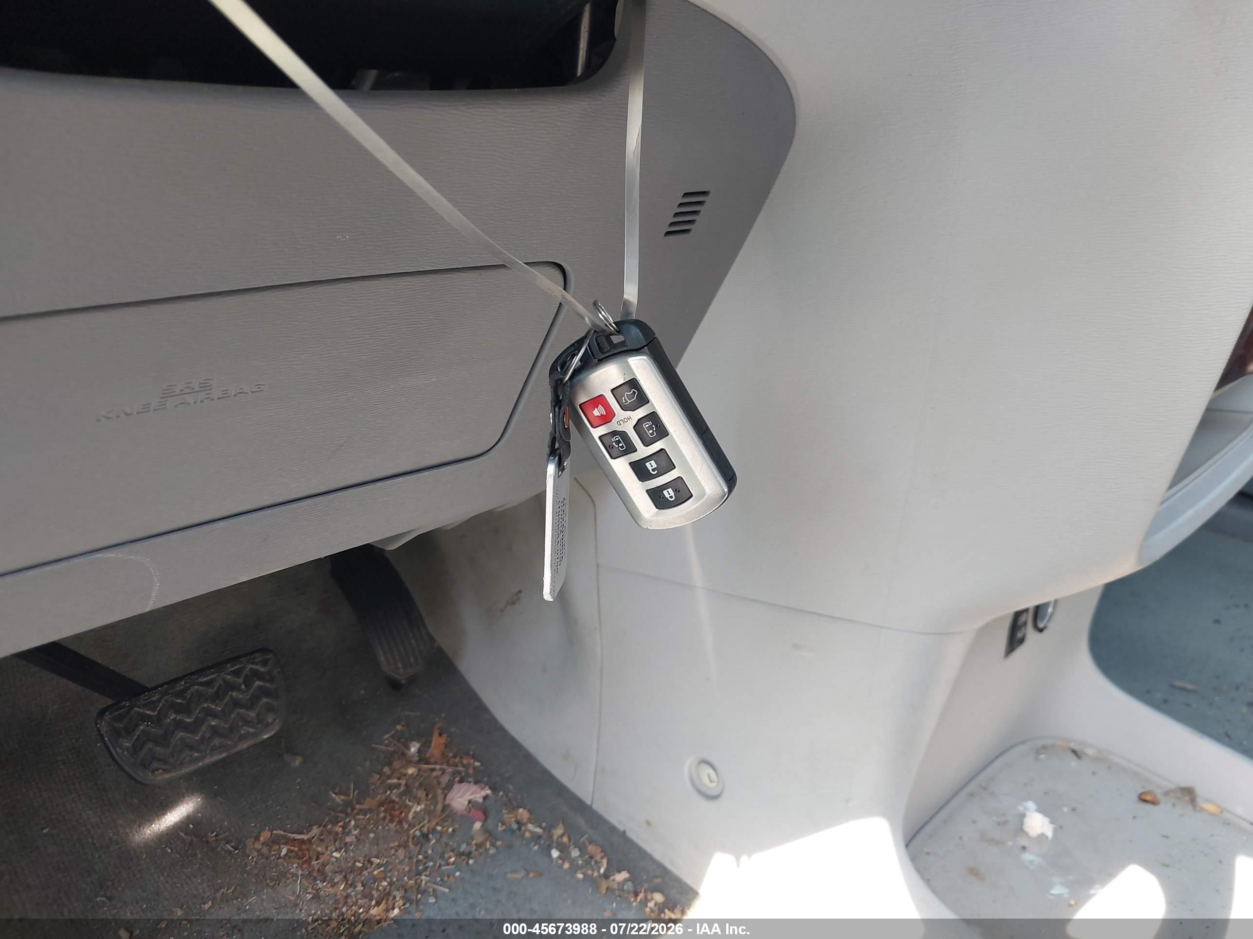 2012 Toyota Sienna Xle V6 8 Passenger Silver vin: 5TDYK3DC2CS279763
