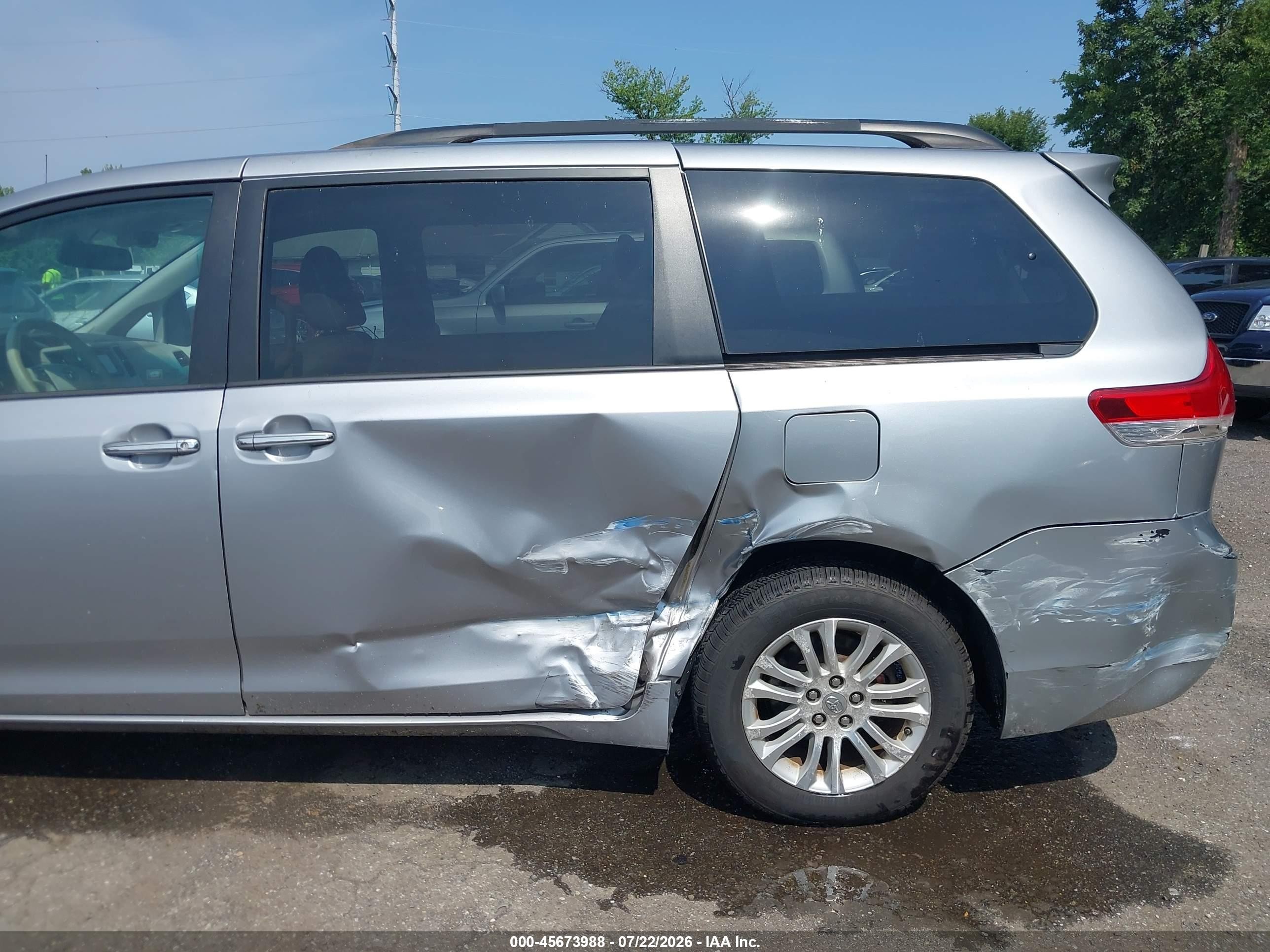 2012 Toyota Sienna Xle V6 8 Passenger Silver vin: 5TDYK3DC2CS279763
