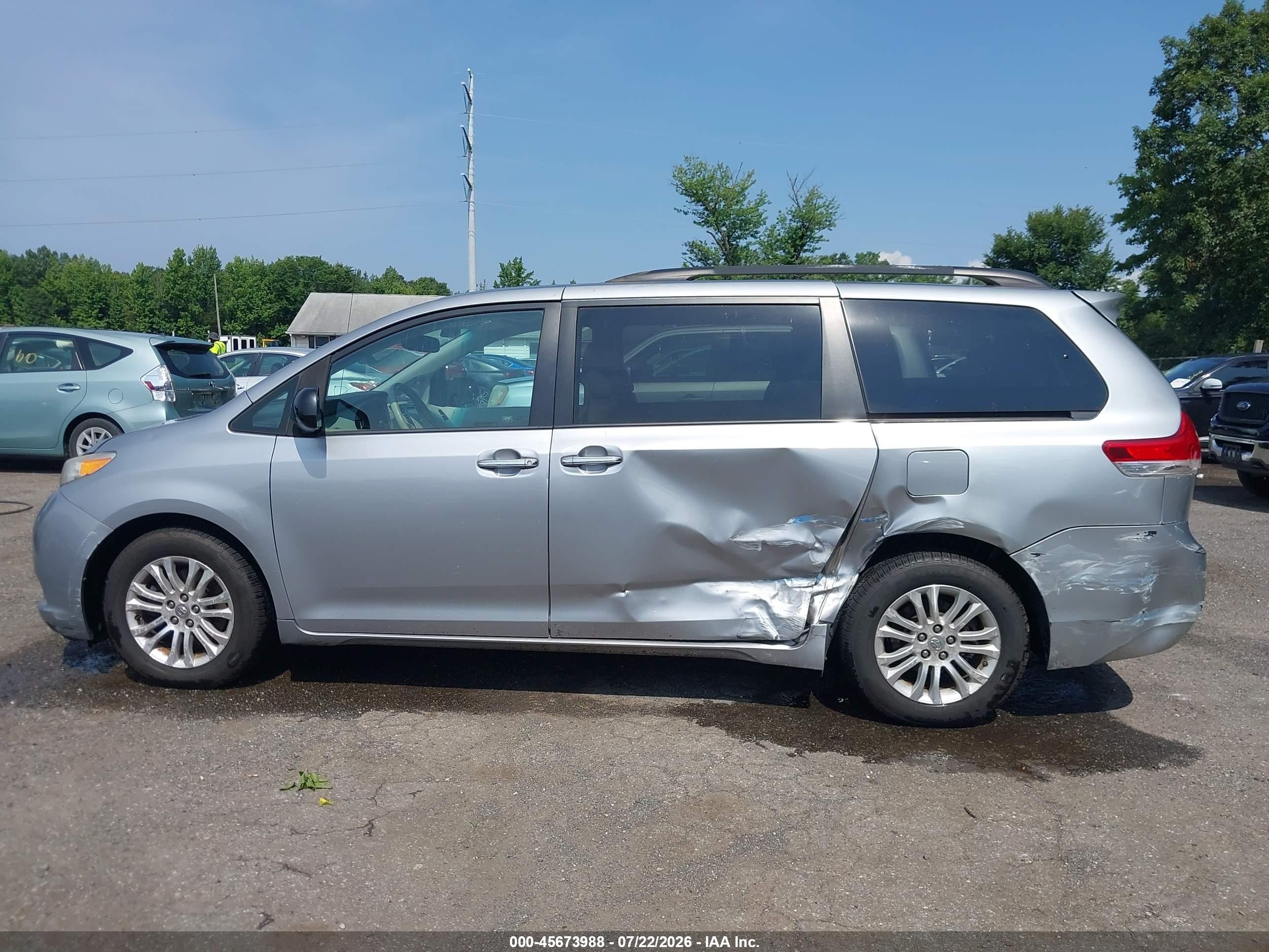 2012 Toyota Sienna Xle V6 8 Passenger Silver vin: 5TDYK3DC2CS279763