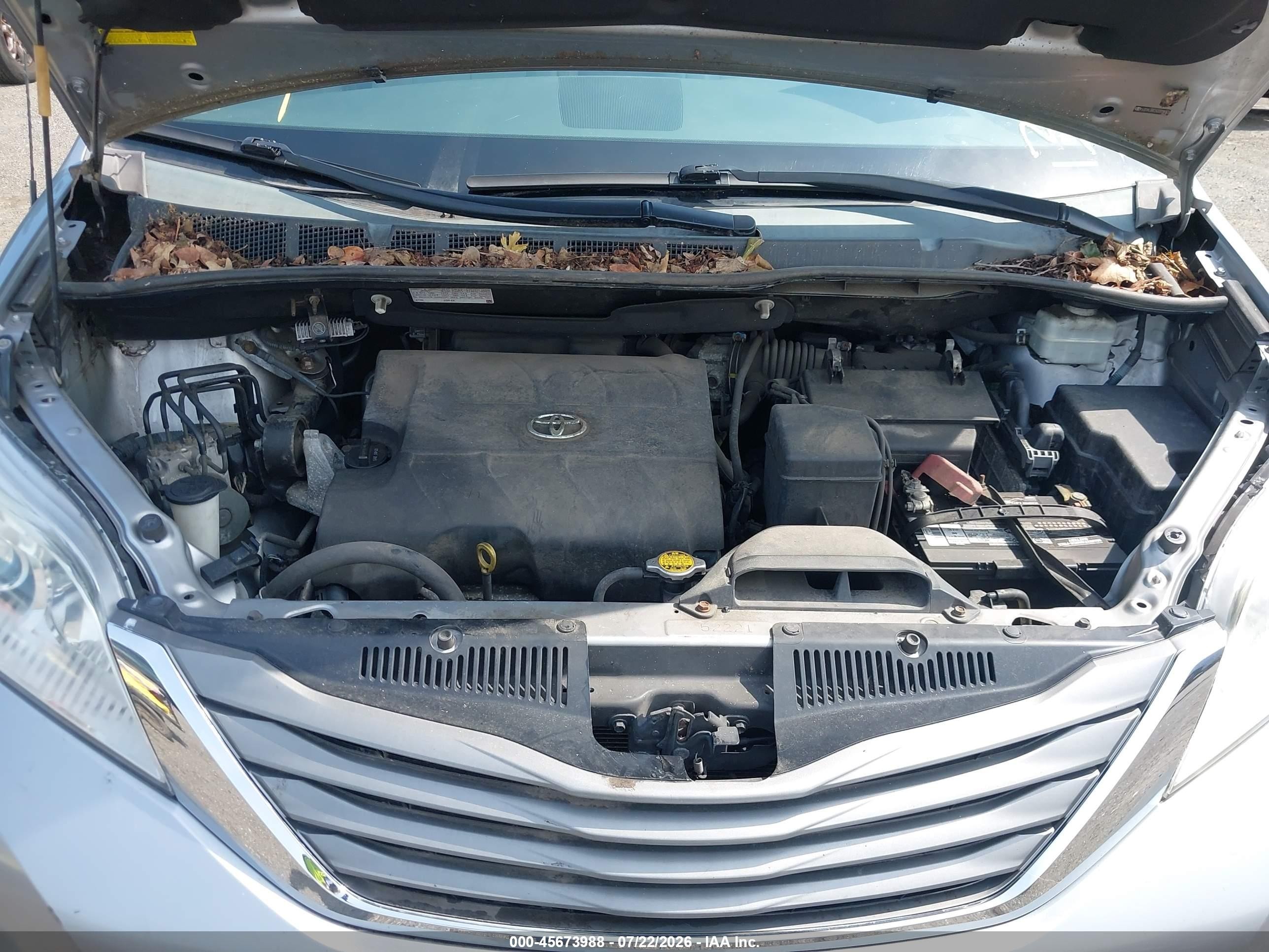 2012 Toyota Sienna Xle V6 8 Passenger Silver vin: 5TDYK3DC2CS279763