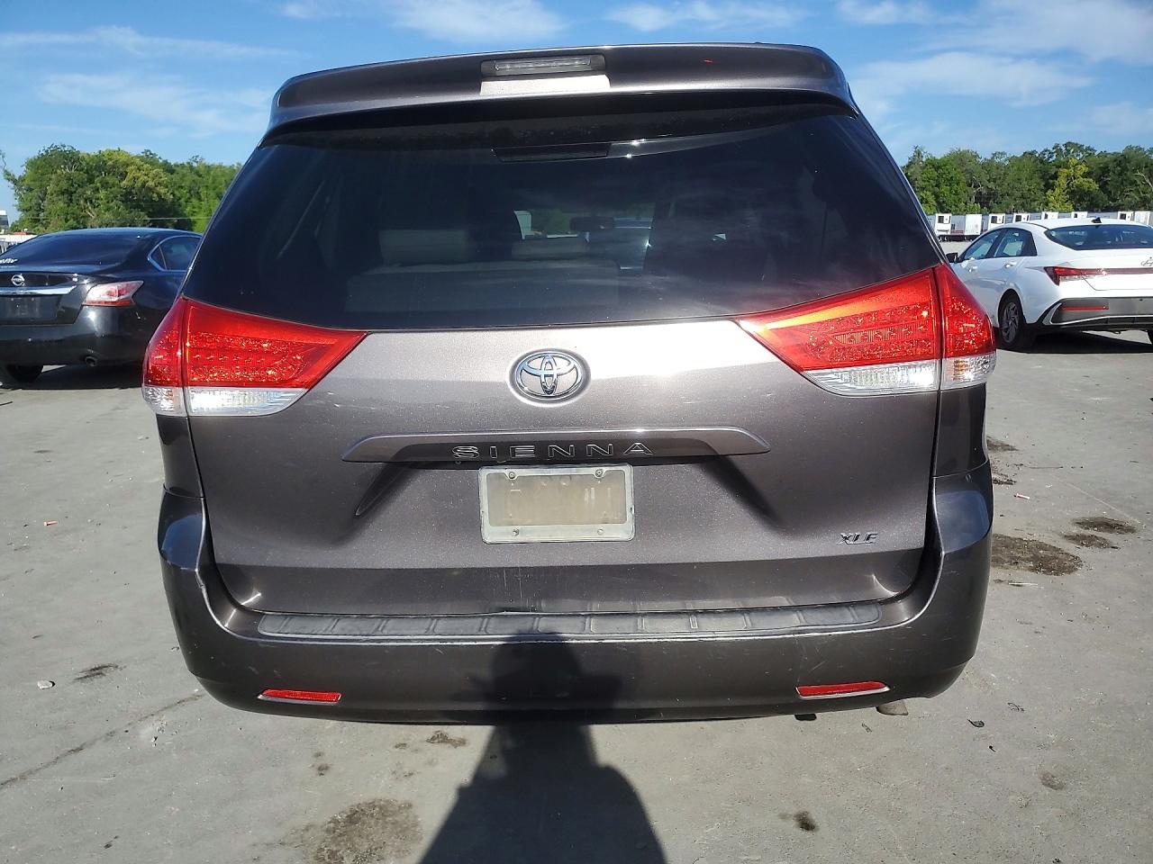 2013 Toyota Sienna Xle 8-passenger Gray vin: 5TDYK3DC2DS289162