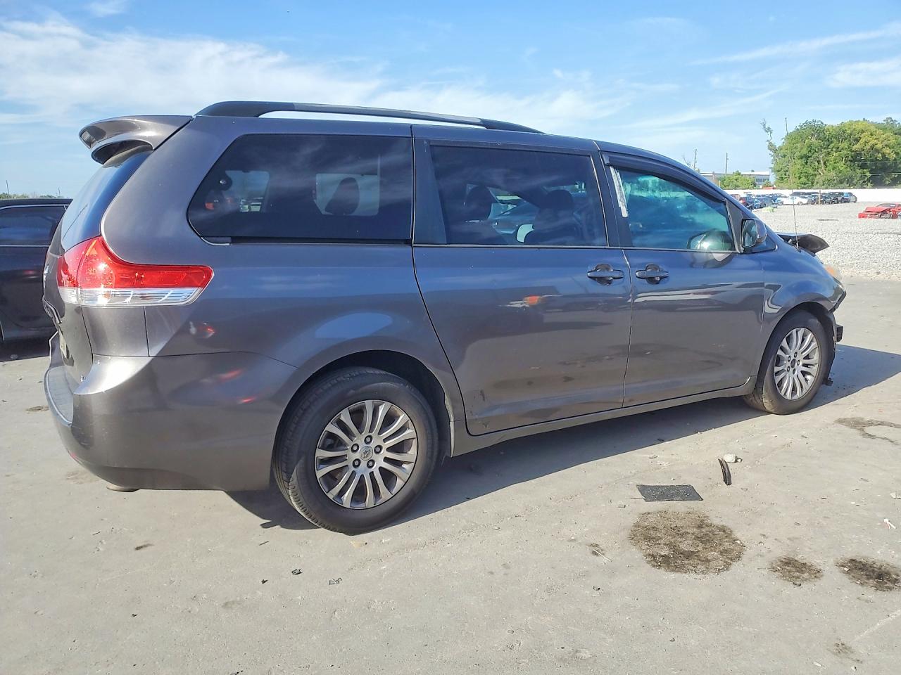 2013 Toyota Sienna Xle 8-passenger Gray vin: 5TDYK3DC2DS289162