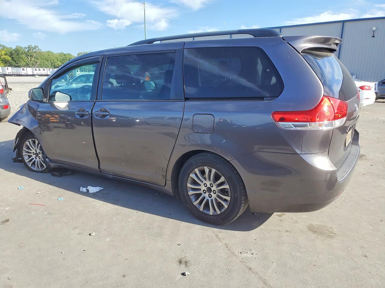 2013 Toyota Sienna Xle 8-passenger Gray vin: 5TDYK3DC2DS289162
