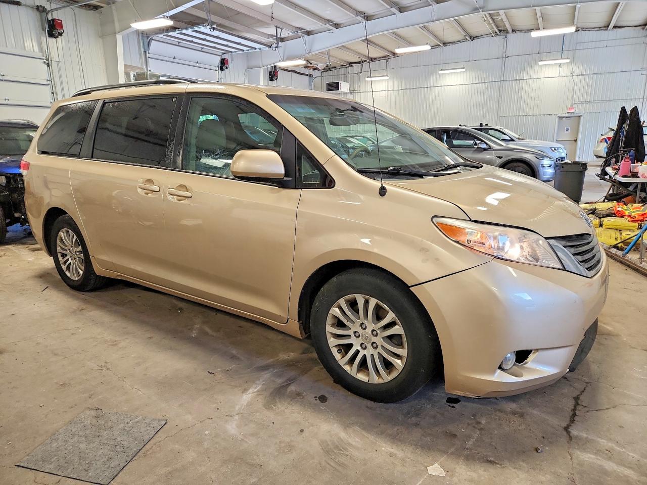 2013 Toyota Sienna Xle 8-passenger Tan vin: 5TDYK3DC2DS317591