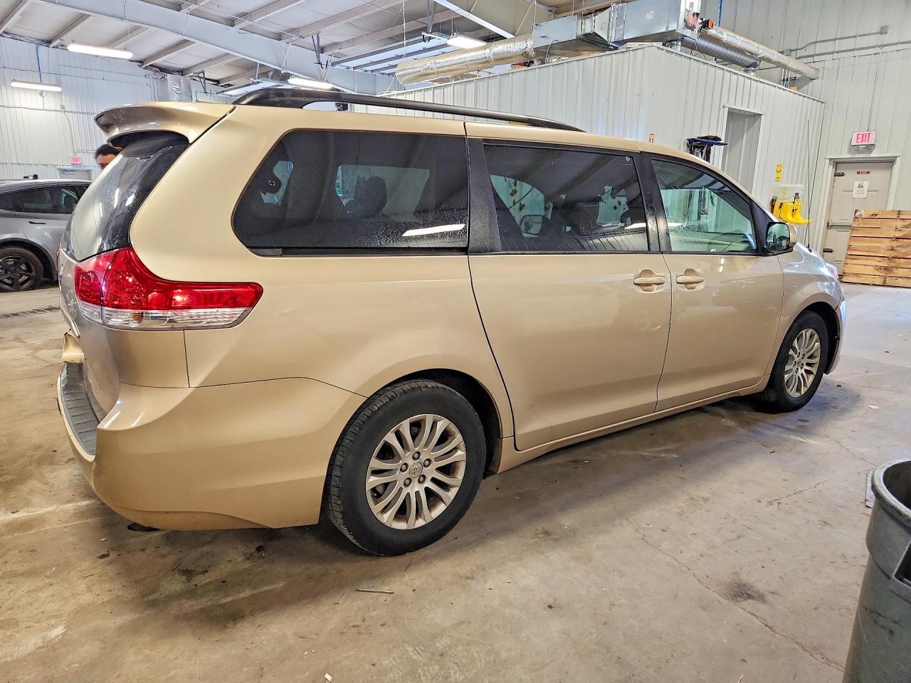2013 Toyota Sienna Xle 8-passenger Tan vin: 5TDYK3DC2DS317591
