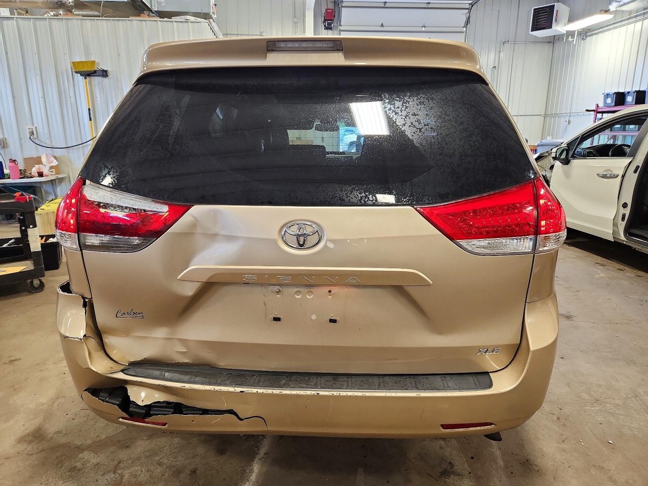 2013 Toyota Sienna Xle 8-passenger Tan vin: 5TDYK3DC2DS317591