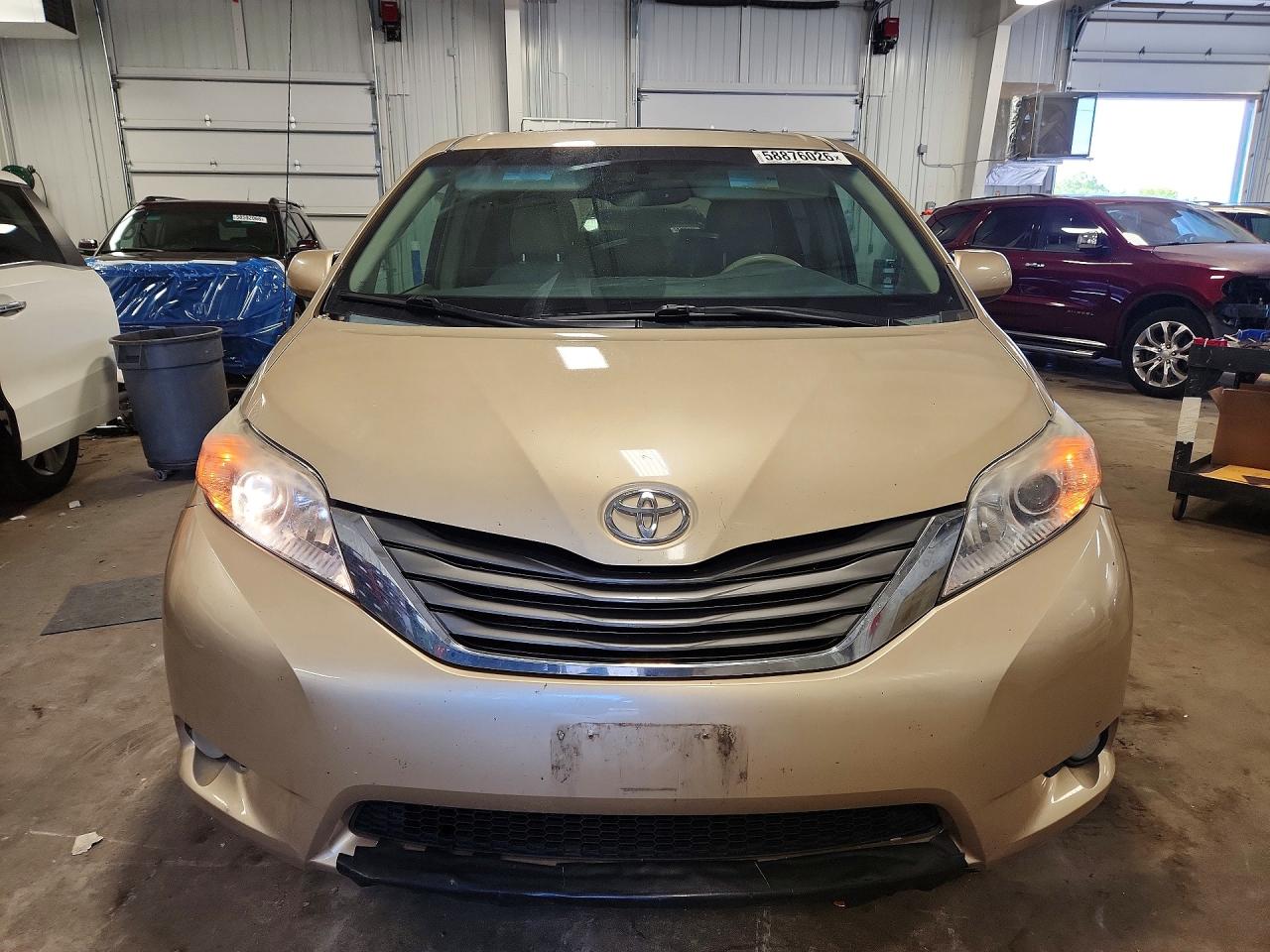 2013 Toyota Sienna Xle 8-passenger Tan vin: 5TDYK3DC2DS317591