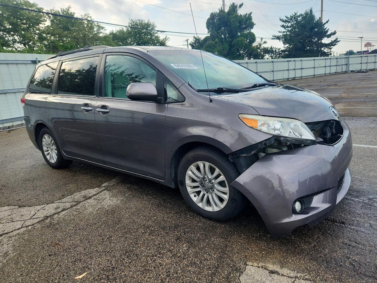 2013 Toyota Sienna Xle 8-passenger Серый vin: 5TDYK3DC2DS321592