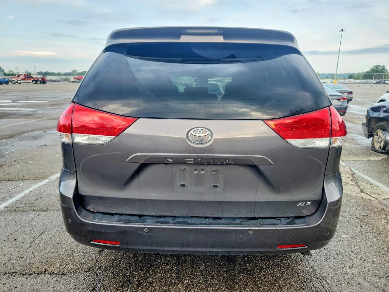 2013 Toyota Sienna Xle 8-passenger Серый vin: 5TDYK3DC2DS321592