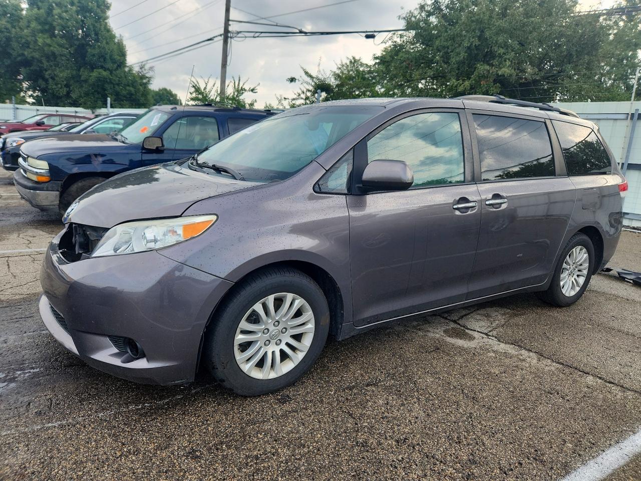 2013 Toyota Sienna Xle 8-passenger Gray vin: 5TDYK3DC2DS321592