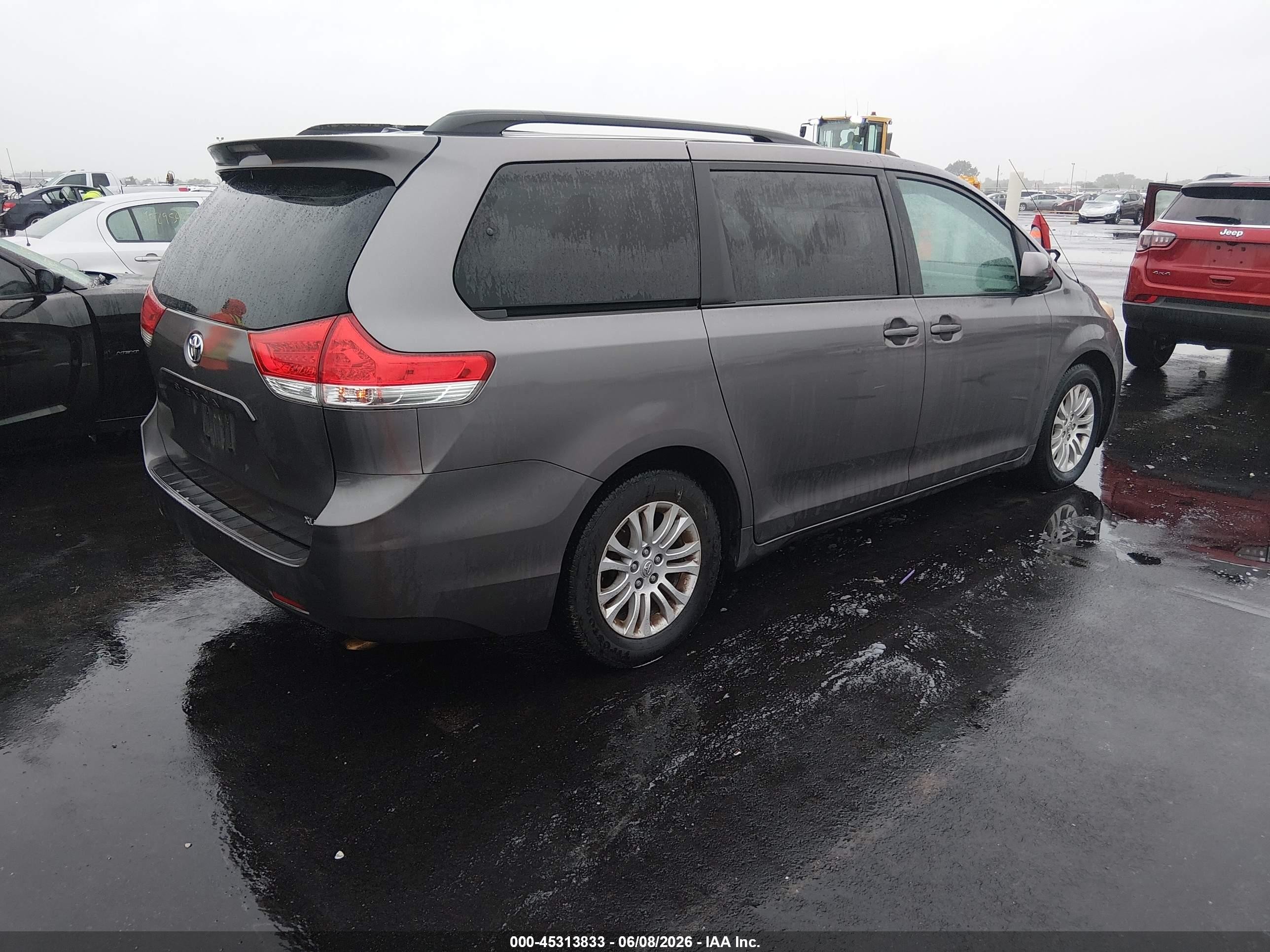2013 Toyota Sienna Xle V6 8 Passenger Gray vin: 5TDYK3DC2DS336528