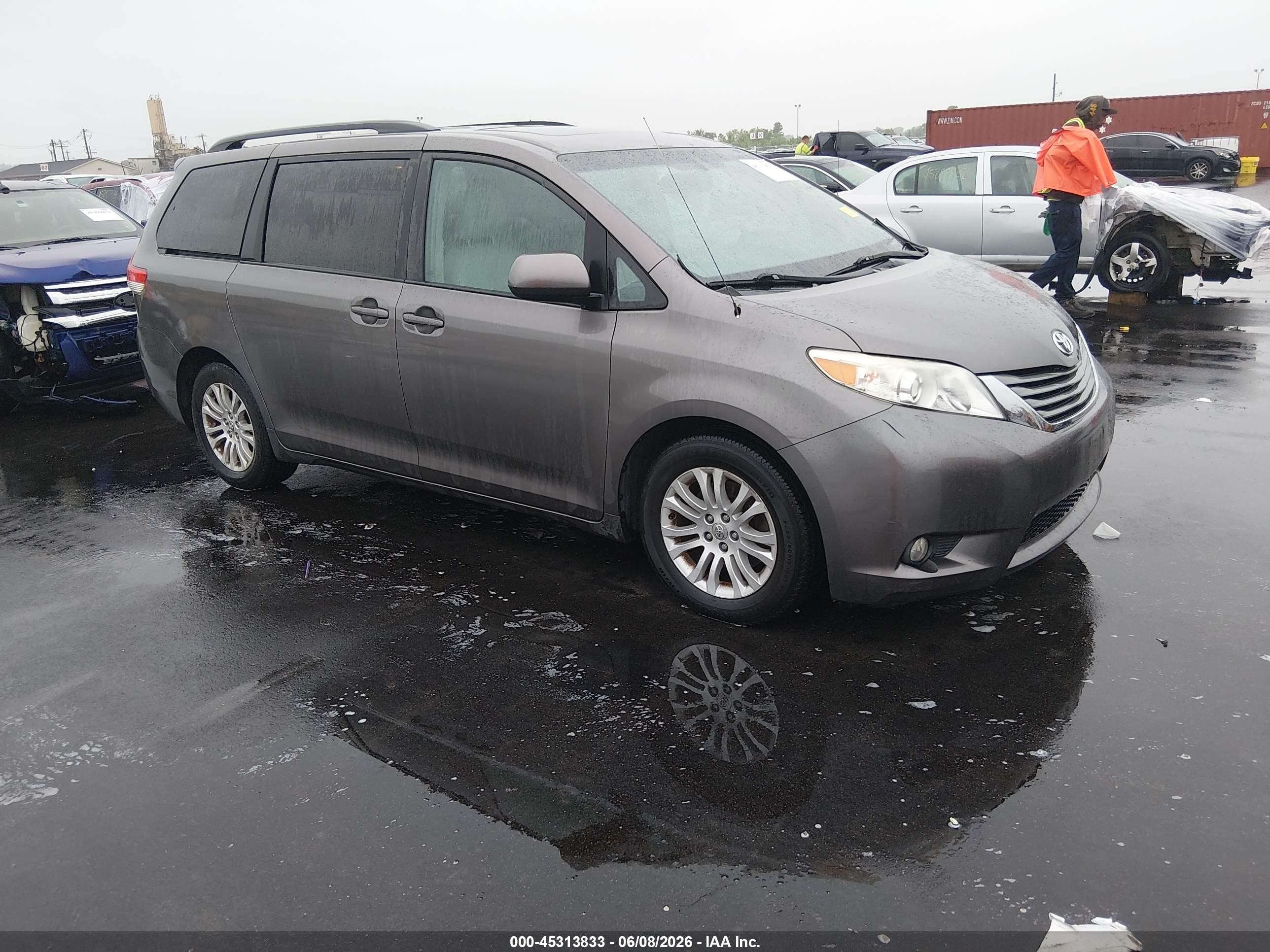 2013 Toyota Sienna Xle V6 8 Passenger Gray vin: 5TDYK3DC2DS336528