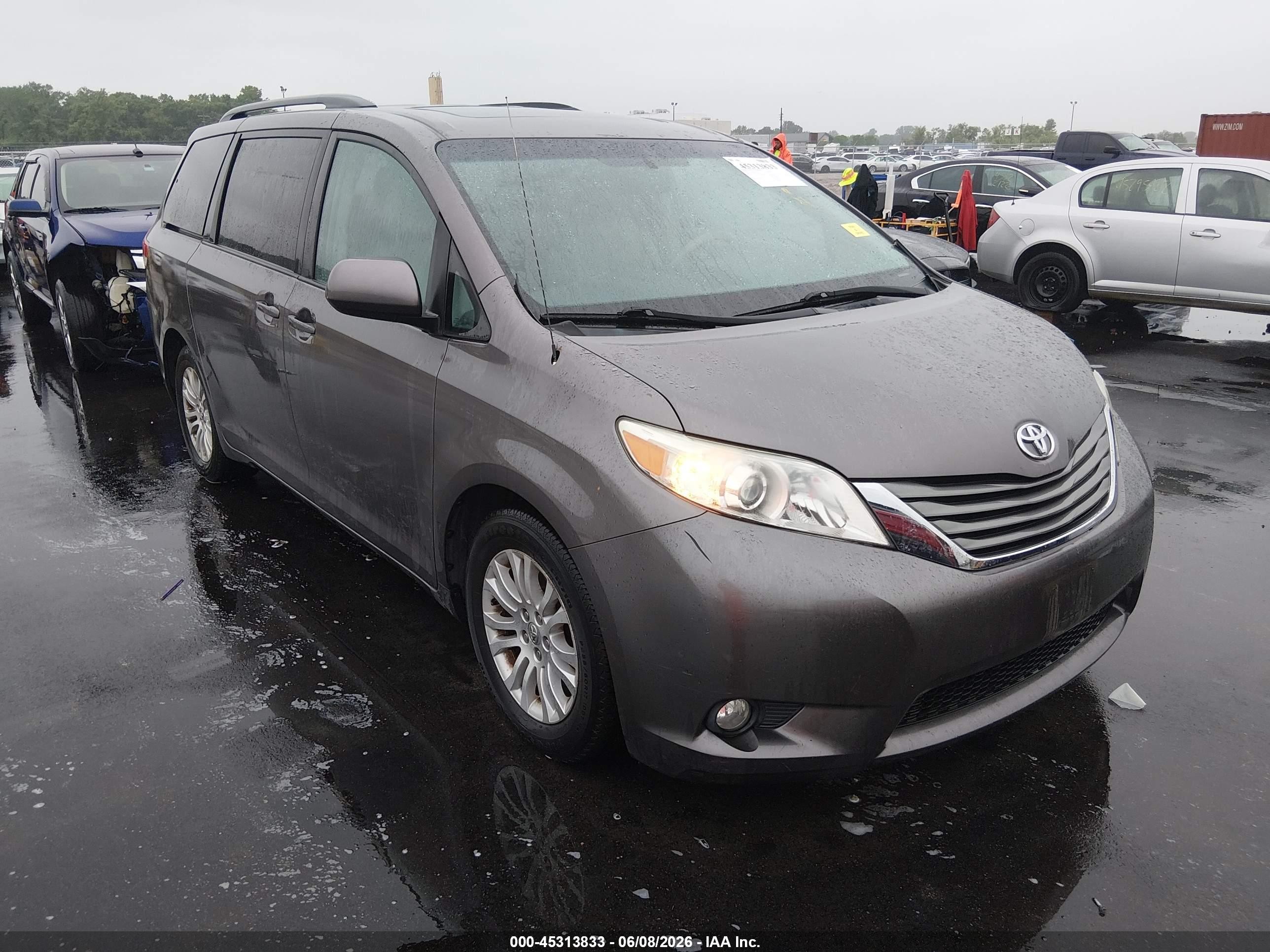 2013 Toyota Sienna Xle V6 8 Passenger Gray vin: 5TDYK3DC2DS336528