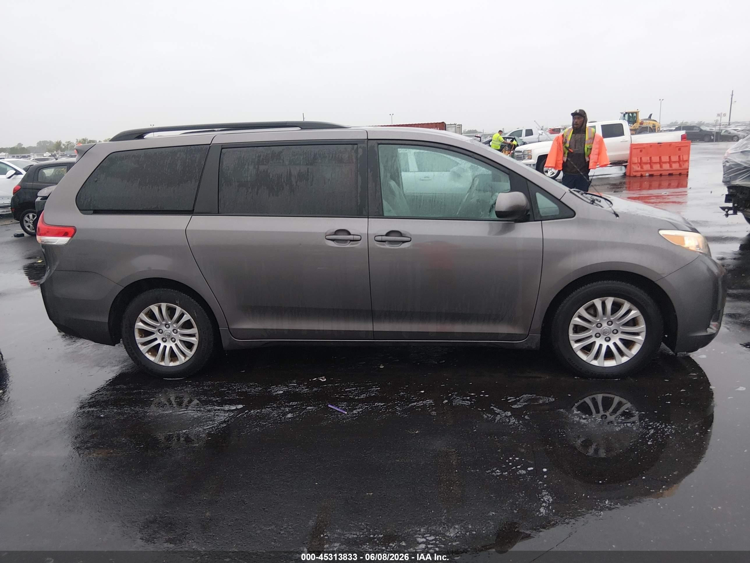 2013 Toyota Sienna Xle V6 8 Passenger Gray vin: 5TDYK3DC2DS336528